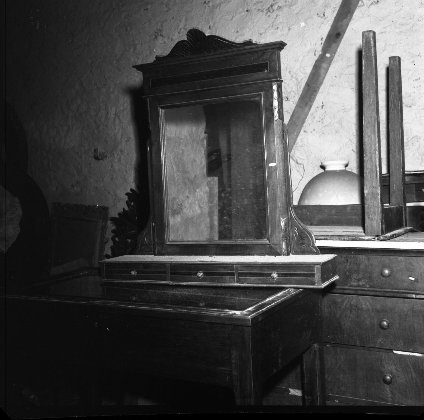 Alzata di cassettone, arredo domestico