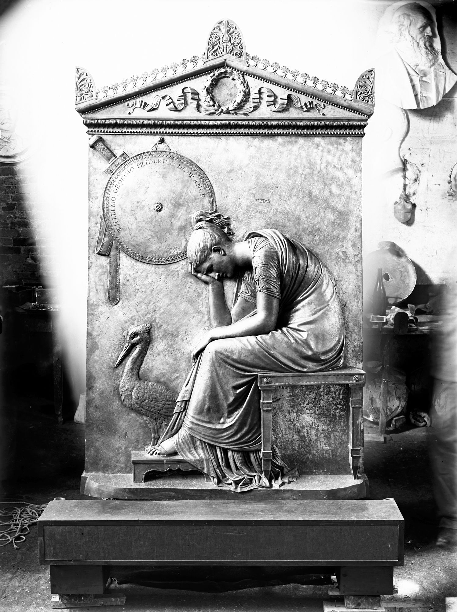 Chiesa degli Eremitani. Medaglione Canoviano Principe De Orange, trasportato in Olanda, già in Chiesa degli Eremitani (negativo) di Gabinetto fotografico (XX)