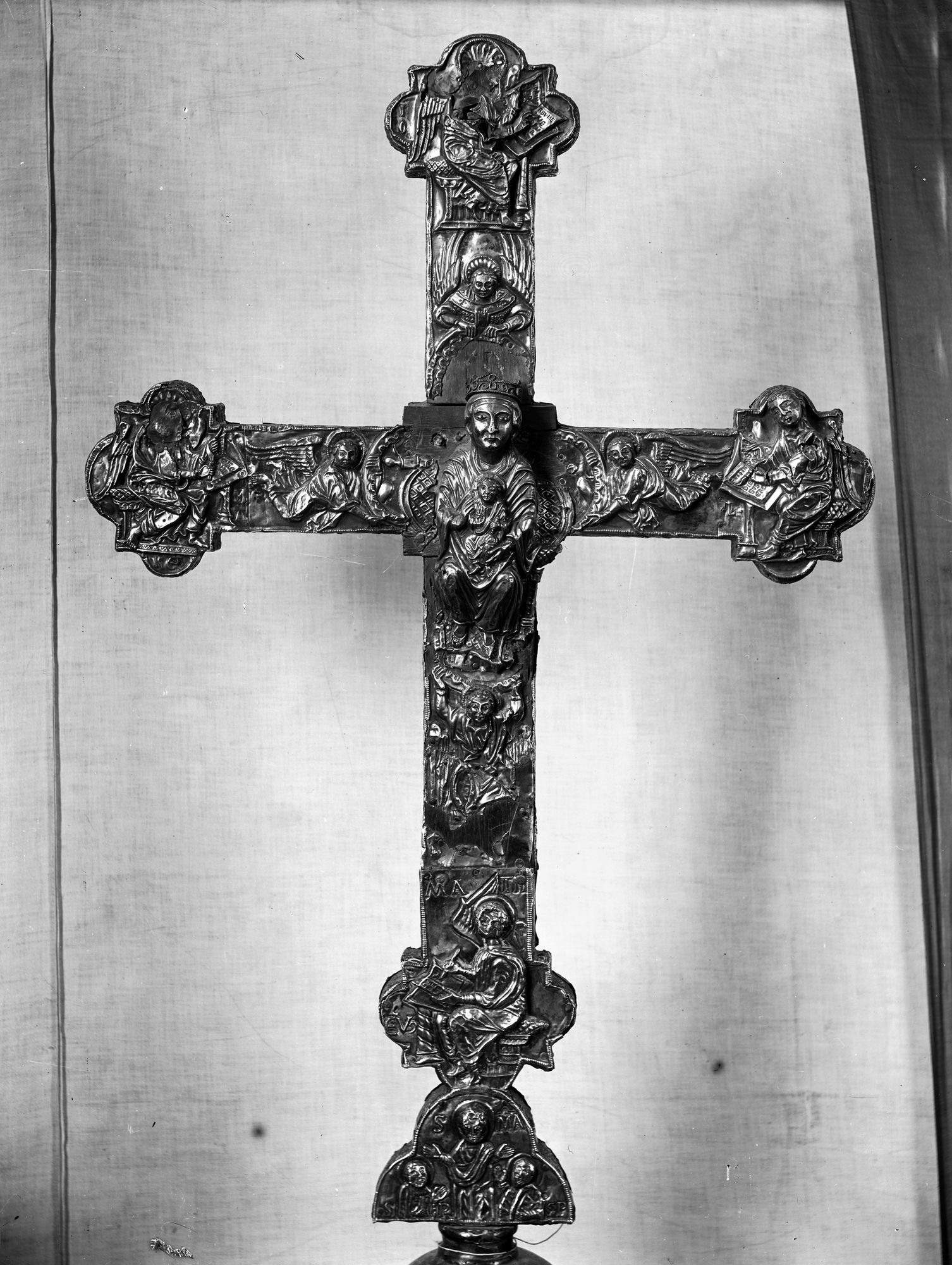 Duomo. Croce capitolare d'argento. Nel centro il crocifisso, sul rovescio la vergine seduta. MCCXXVIII (negativo) di Gabinetto fotografico (XX)