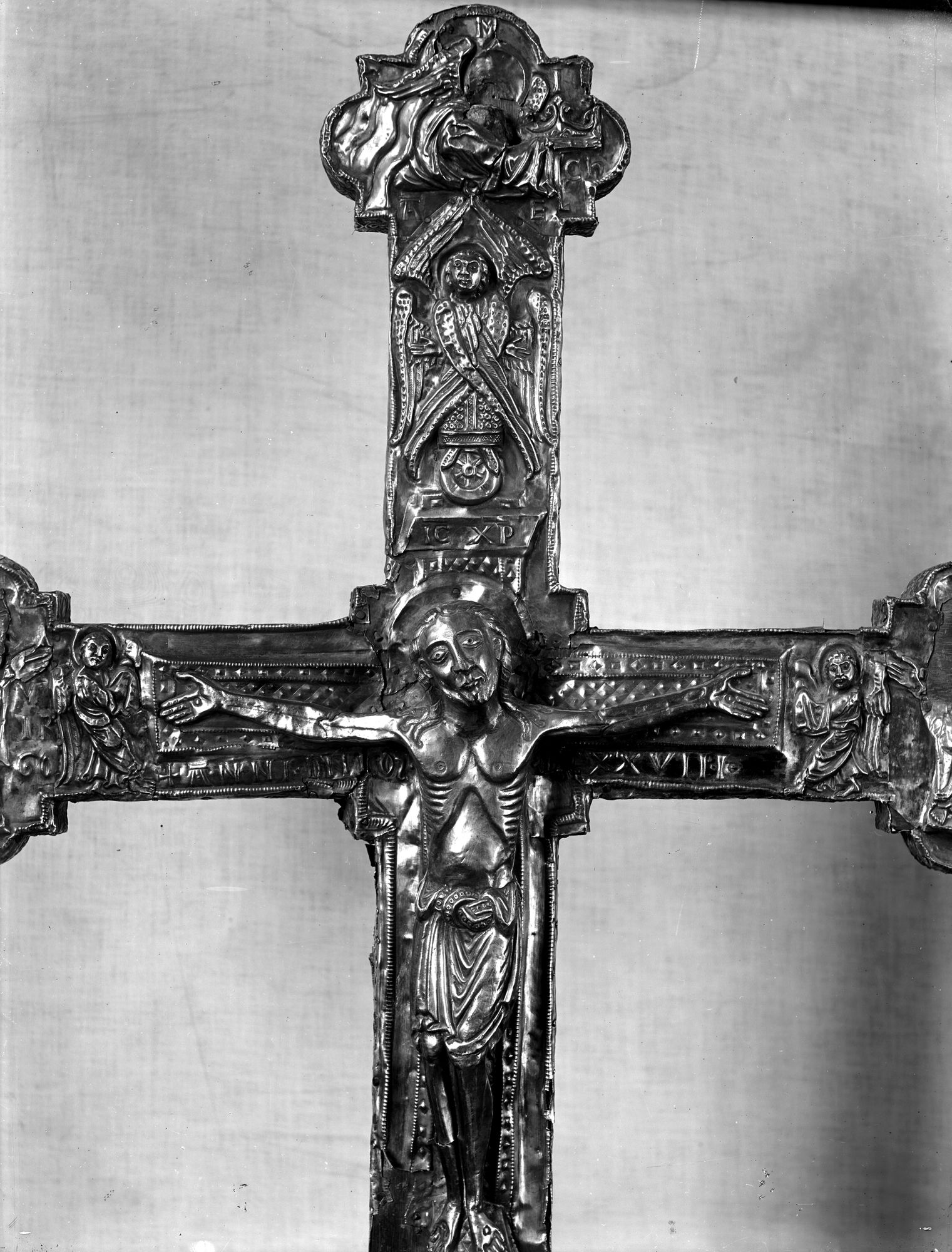 Duomo. Croce capitolare d'argento. Nel centro il crocifisso, sul rovescio la vergine seduta. MCCXXVIII (negativo) di Gabinetto fotografico (XX)