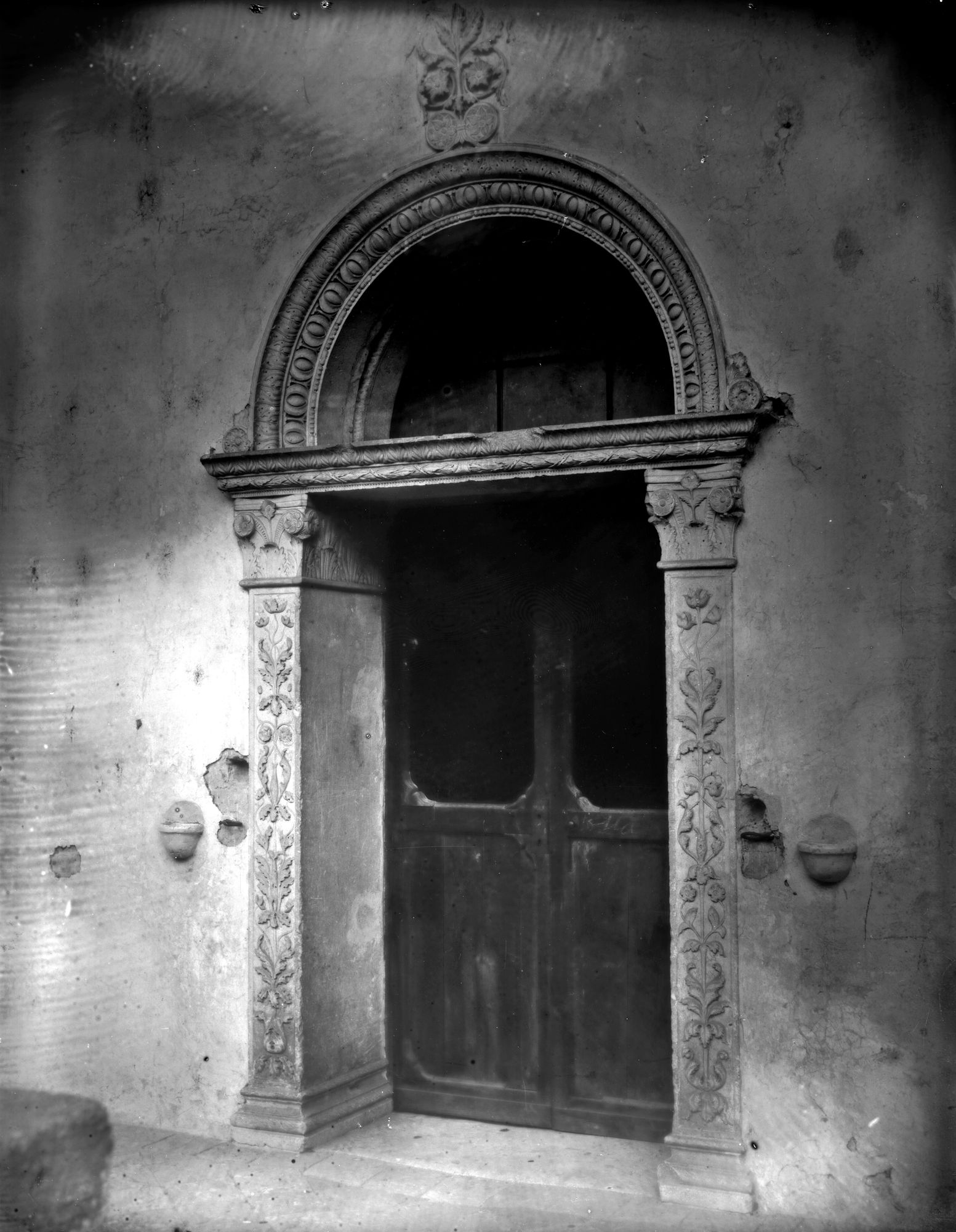 Monastero. Porta che mette nei locali così detti dell'ospedale, nel cortile del noviziato (negativo) di Gabinetto fotografico (XX)