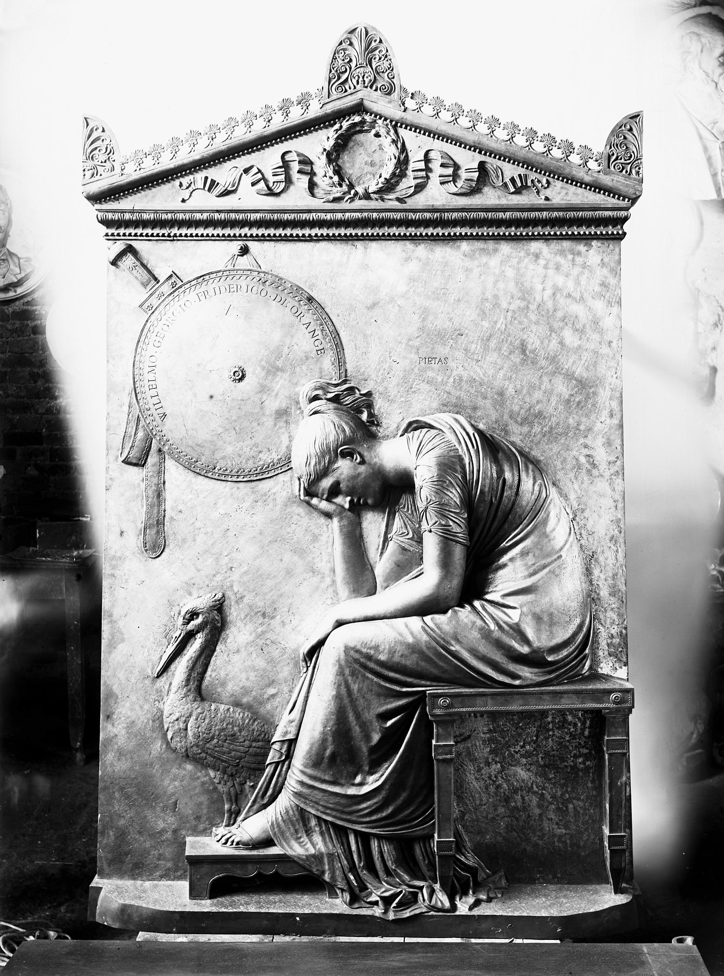 Chiesa degli Eremitani. Medaglione Canoviano Principe De Orange, trasportato in Olanda, già in Chiesa degli Eremitani (negativo) di Gabinetto fotografico (XX)