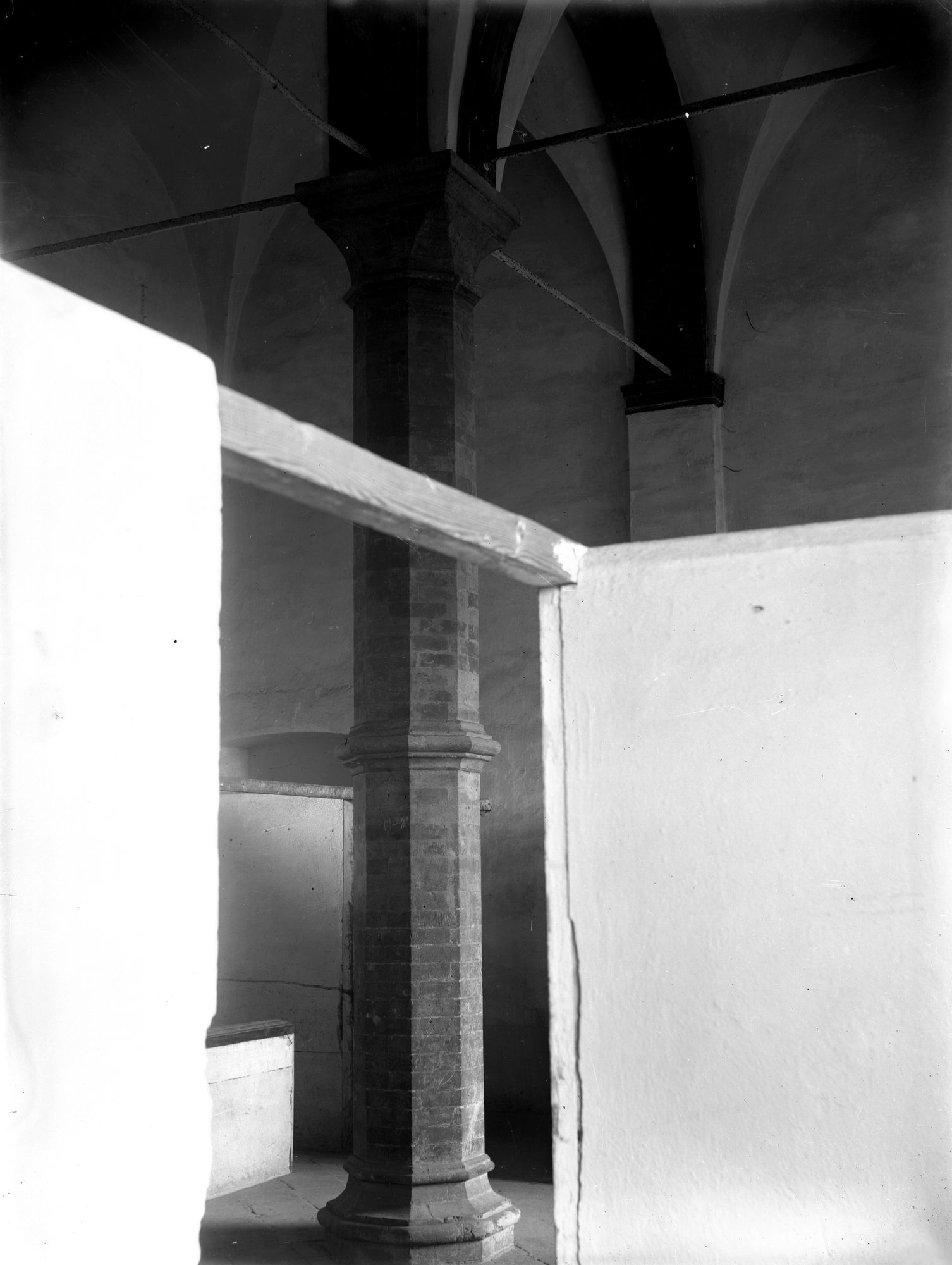 Monastero di Praglia. Colonne e stalli delle stanze dette dell'ospedale (negativo) di Gabinetto fotografico (XX)