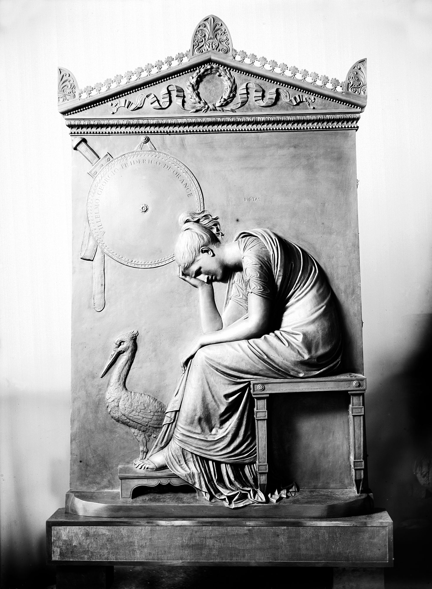 Chiesa degli Eremitani. Medaglione Canoviano Principe De Orange, trasportato in Olanda, già in Chiesa degli Eremitani (negativo) di Gabinetto fotografico (XX)