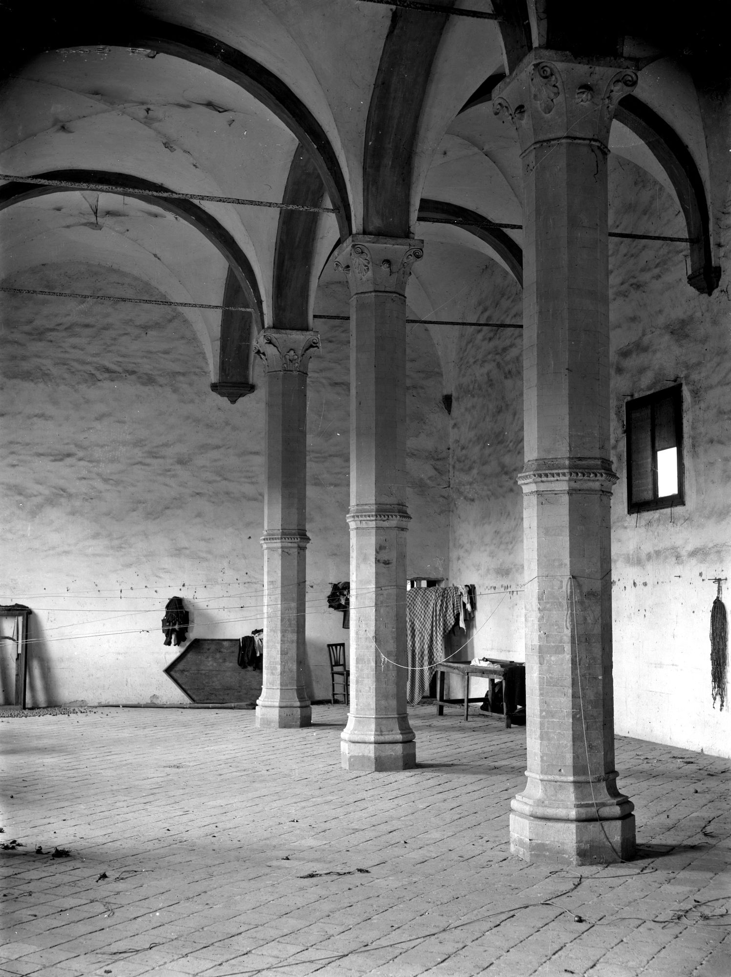 Monastero di Praglia. Colonne e stalli delle stanze dette dell'ospedale (negativo) di Gabinetto fotografico (XX)
