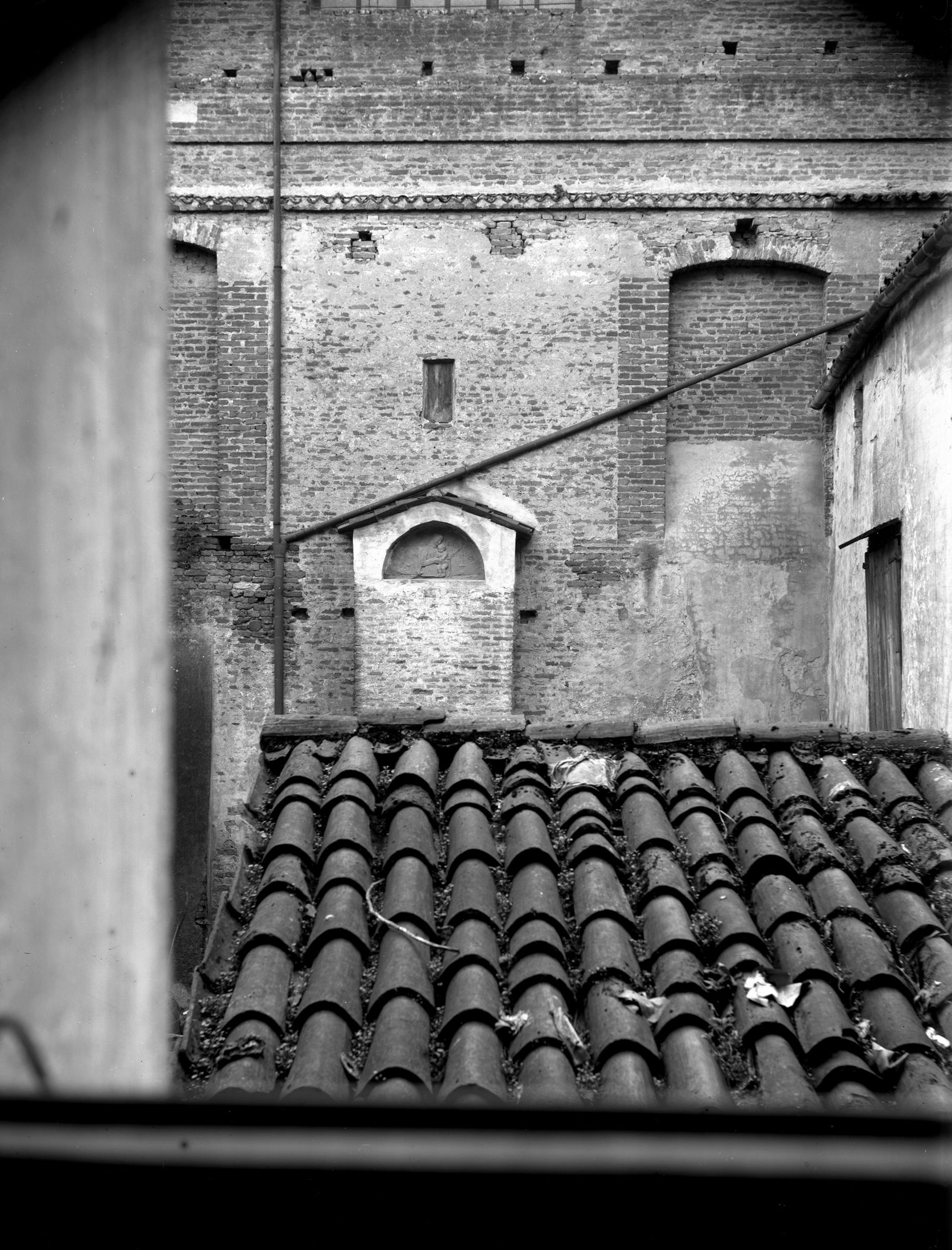 Bassorilievo raffigurante la Madonna col Bambino e dettaglio della facciata della casa con la nicchia ov'esso è custodito (negativo) di Gabinetto fotografico (XX)