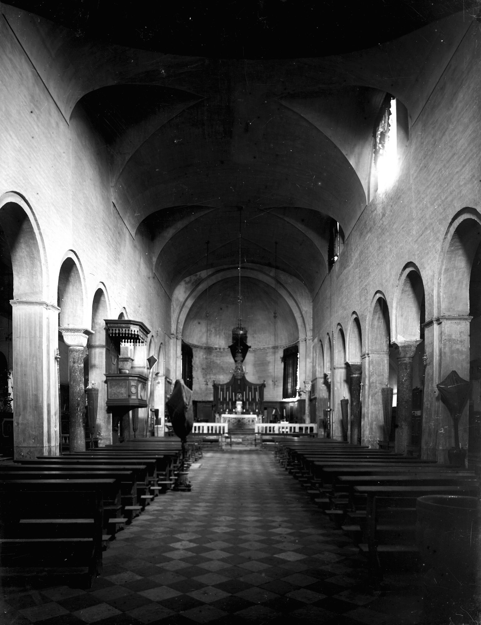 Duomo di Caorle. L'esterno e l'interno del Duomo (negativo) di Gabinetto fotografico (XX)