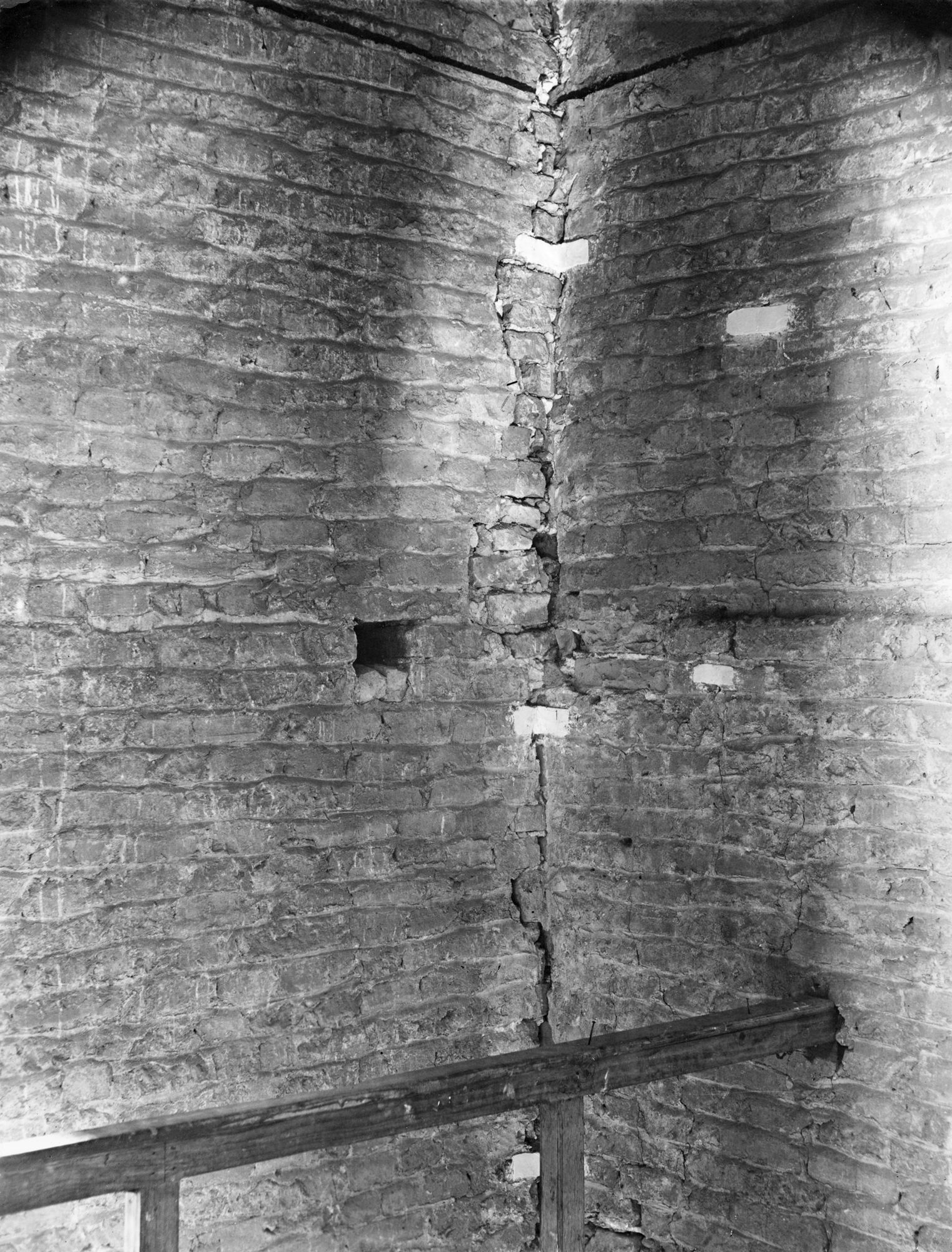 Concordia Sagittaria. Stato delle muraglie interne del campanile prima del restauro (negativo) di Gabinetto fotografico (XX)