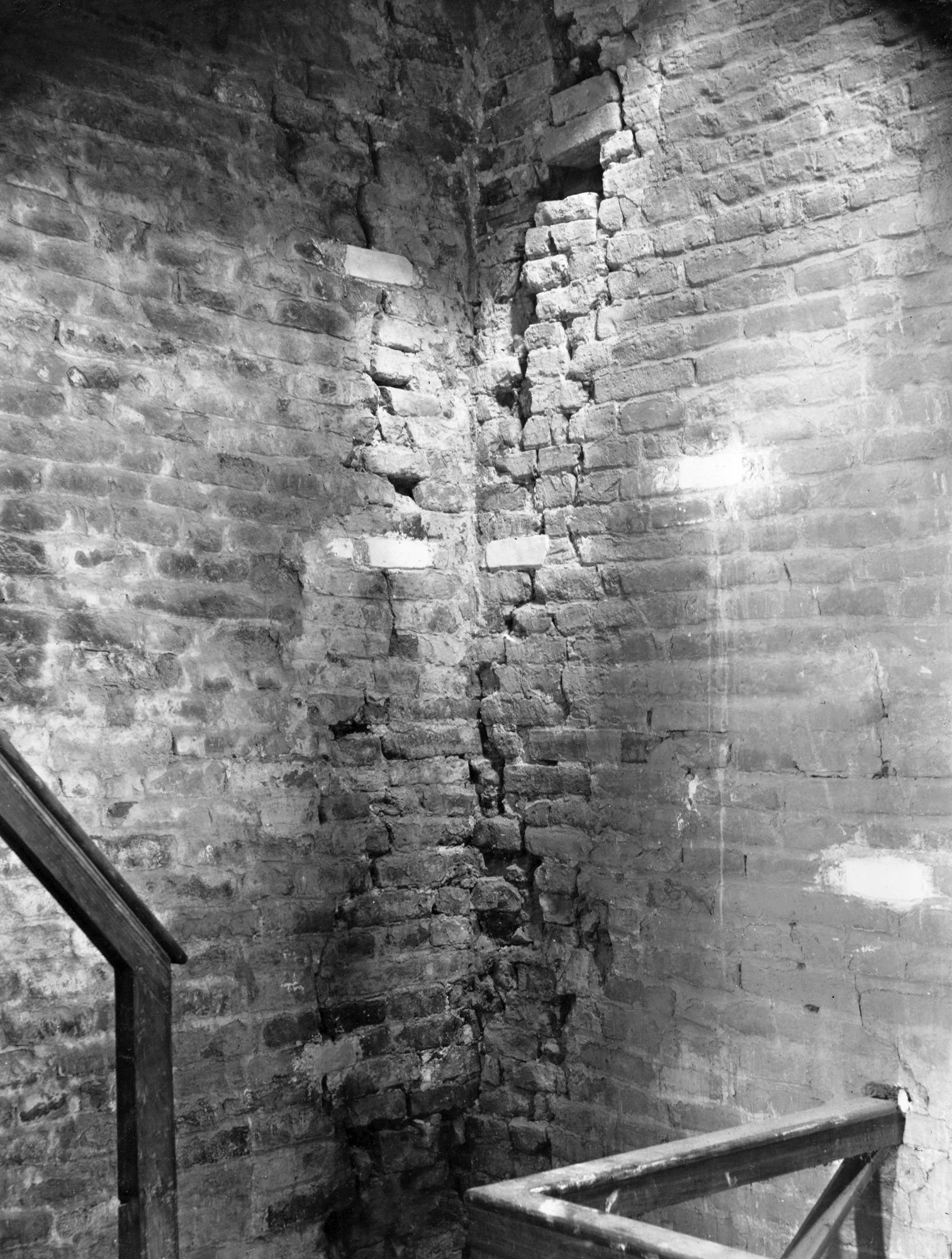 Concordia Sagittaria. Stato delle muraglie interne del campanile prima del restauro (negativo) di Gabinetto fotografico (XX)