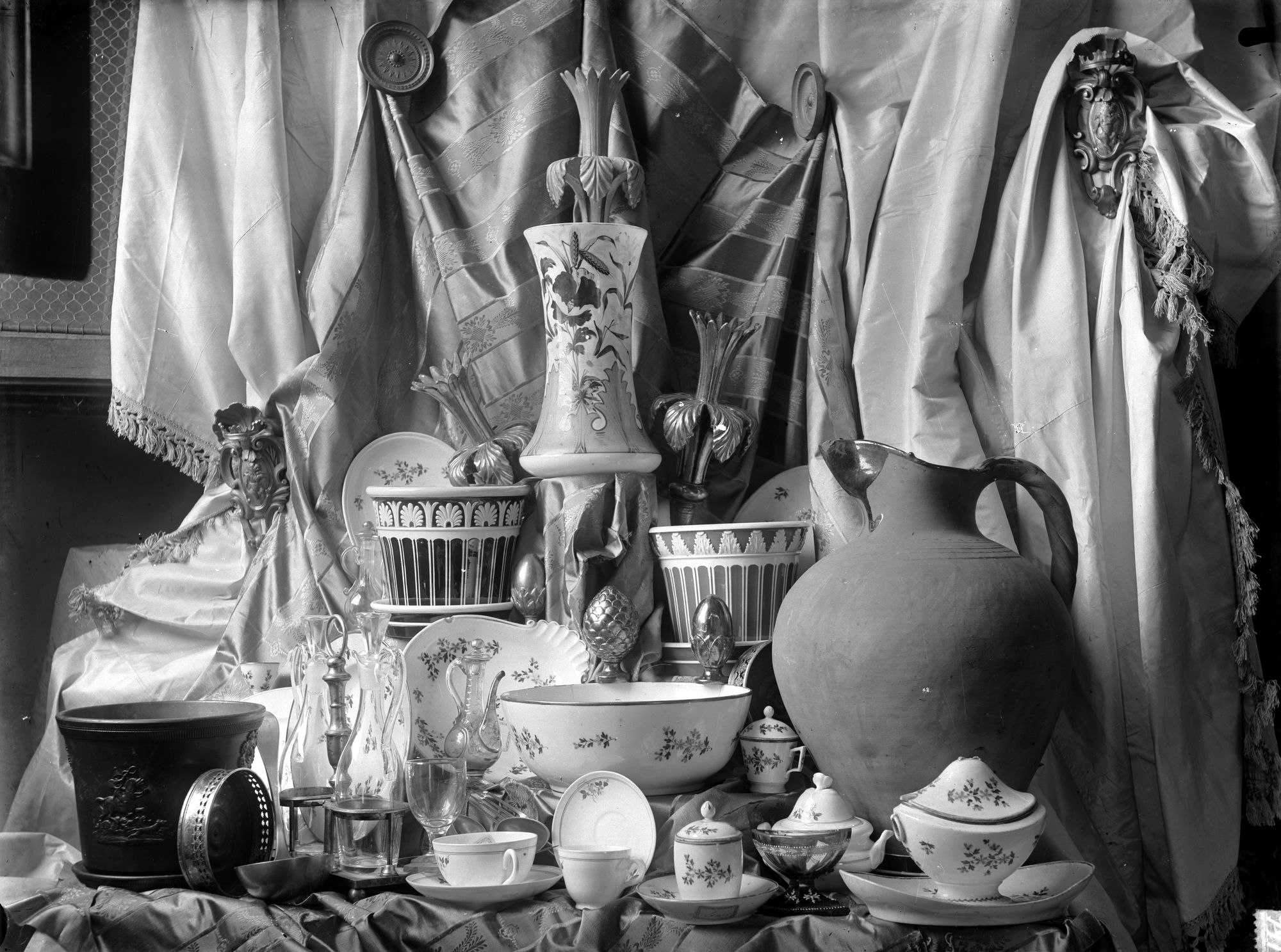 Villa Nazionale di Stra. Grande brocca, vasi e maioliche da tavola (negativo) di Gabinetto fotografico (XX)