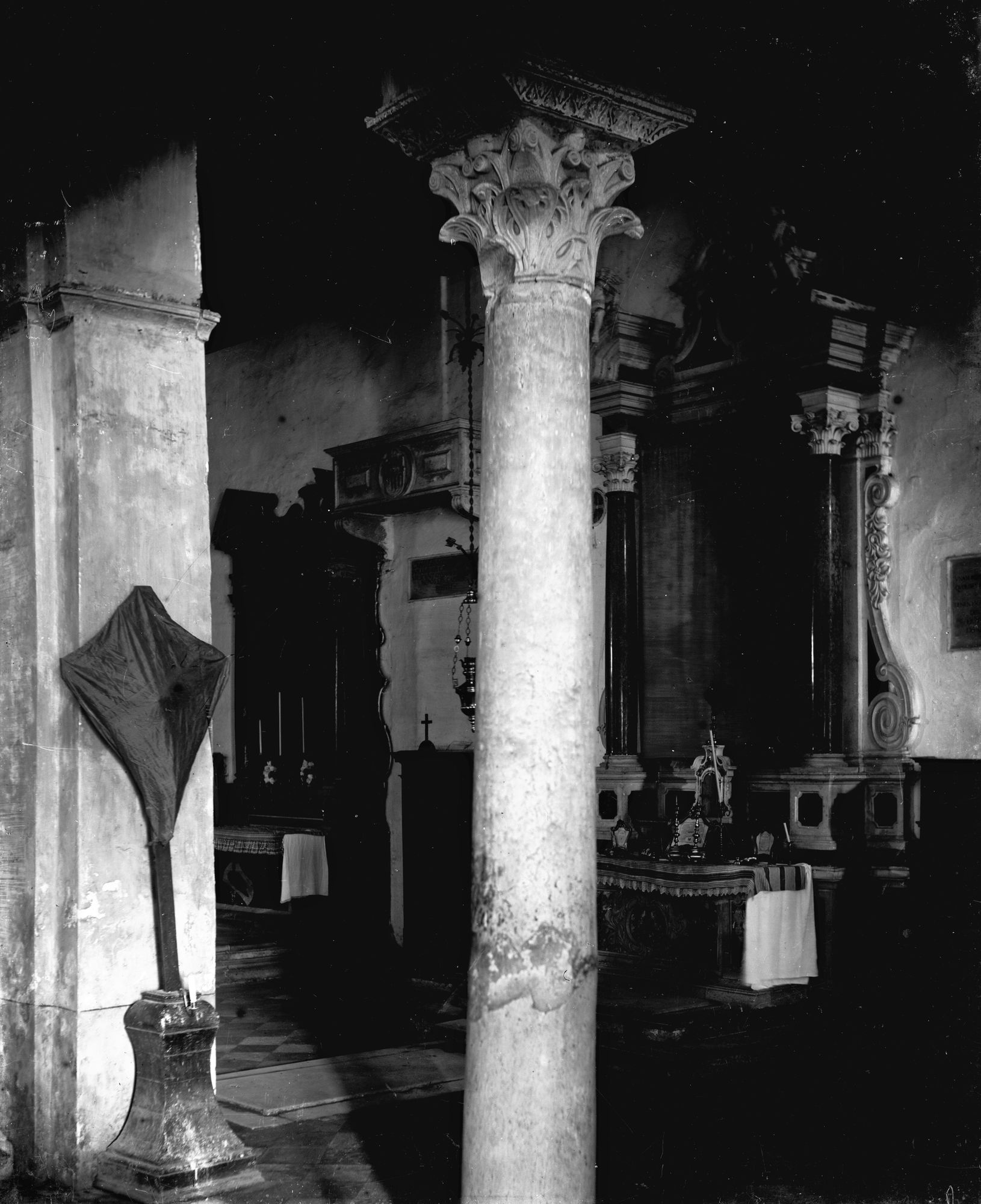 Duomo di Caorle. Colonna con capitello nella prima arcata a destra entrando (negativo) di Gabinetto fotografico (XX)