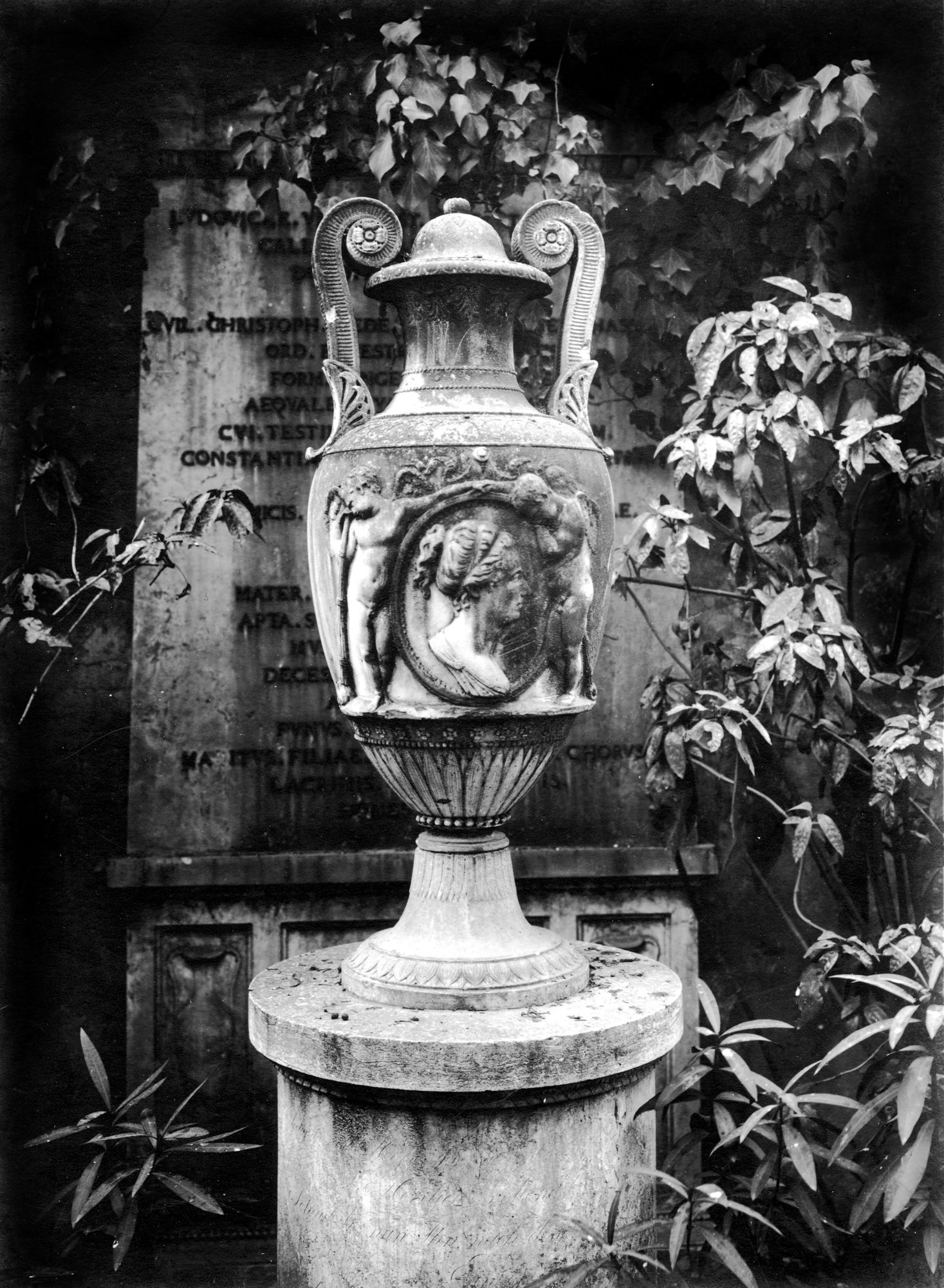 Chiesa dgli Eremitani. Canova. Vaso funerario, contessa Furstentein (negativo) di Gabinetto fotografico (XX)
