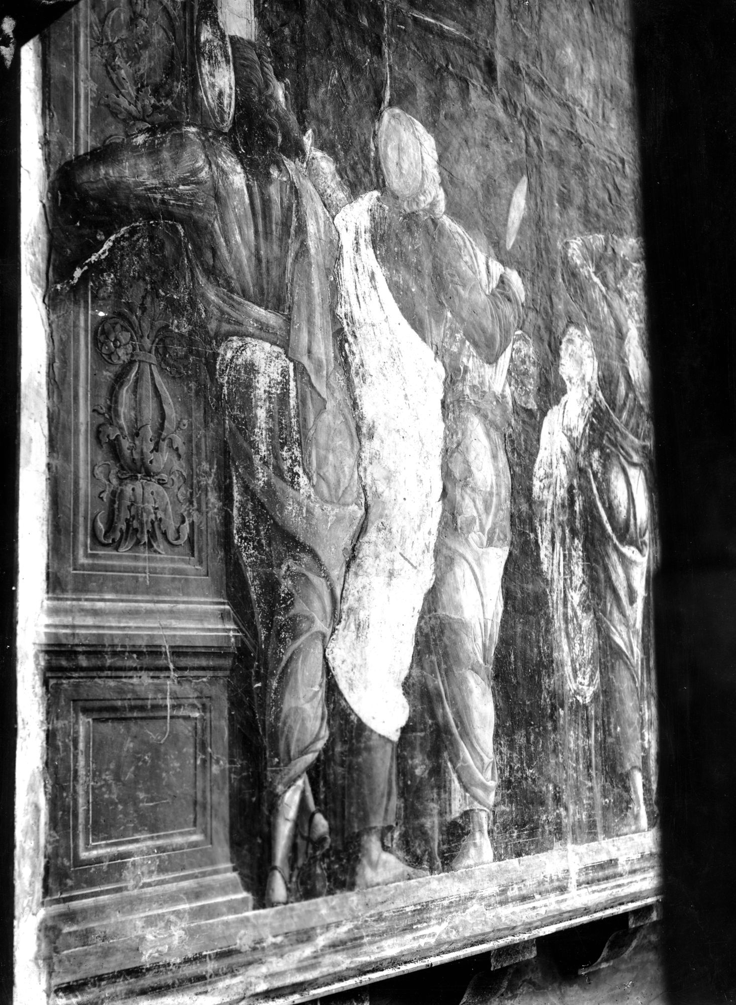 Chiesa degli Eremitani. Cappella Mantegna. Particolari della parte inferiore dell'affresco del Mantegna esistente dietro l'altare (negativo) di Gabinetto fotografico (XX)
