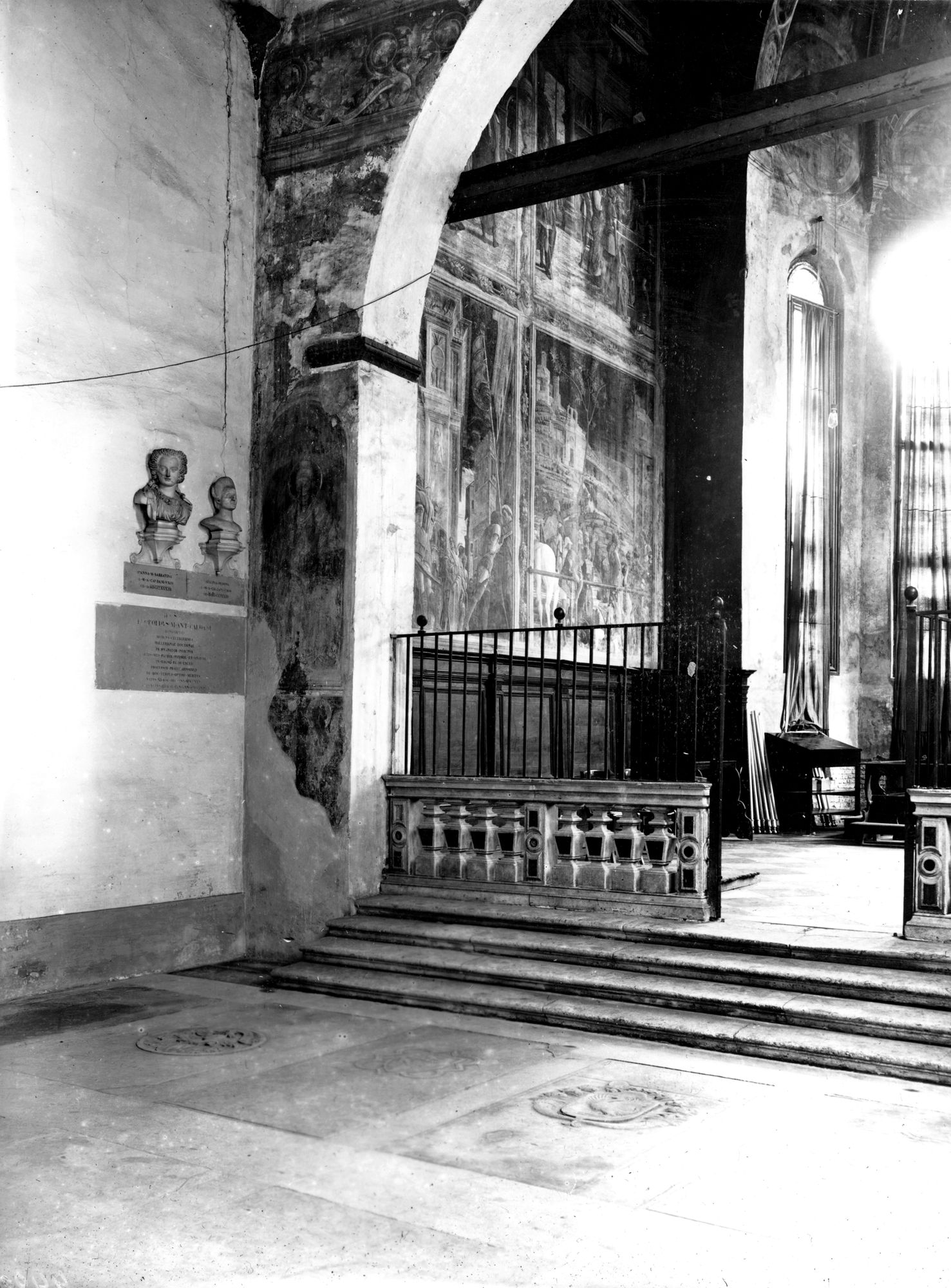 Chiesa Degli Eremitani. Cappella Mantagna. Veduta del fianco sinistro della cappella Mantegna (negativo) di Gabinetto fotografico (XX)