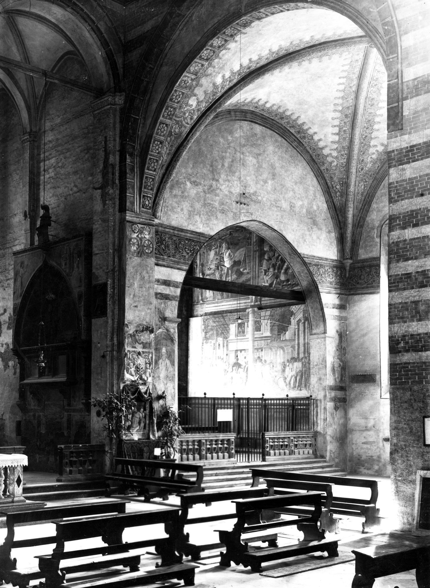 Chiesa degli Eremitani. Varie dell'interno dopo i lavori di ripristino del braccio destro verso la Cappella Ovetari (negativo) di Gabinetto fotografico (XX)