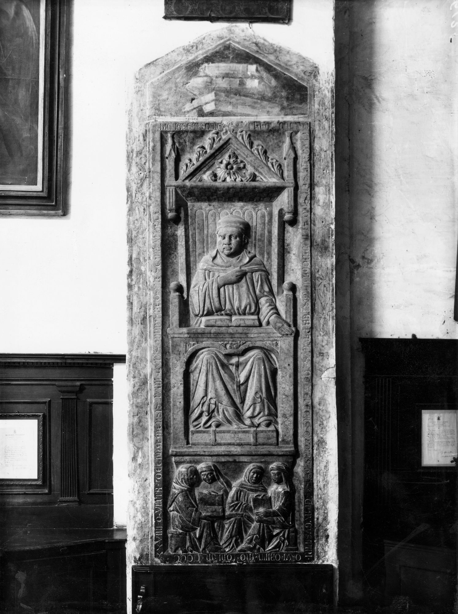 Chiesa degli Eremitani. Sagrestia. Sigillo in marmo rosso dell'anno 1429 (negativo) di Gabinetto fotografico (XX)