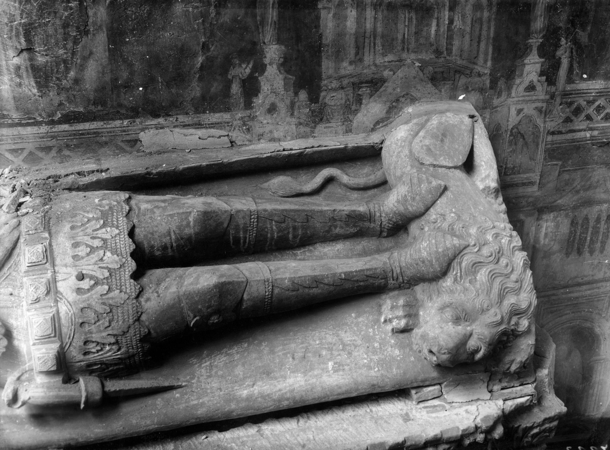 Chiesa degli Eremitani. Particolare del sarcofago funebre di Ilario Sanguinacci (negativo) di Gabinetto fotografico (XX)
