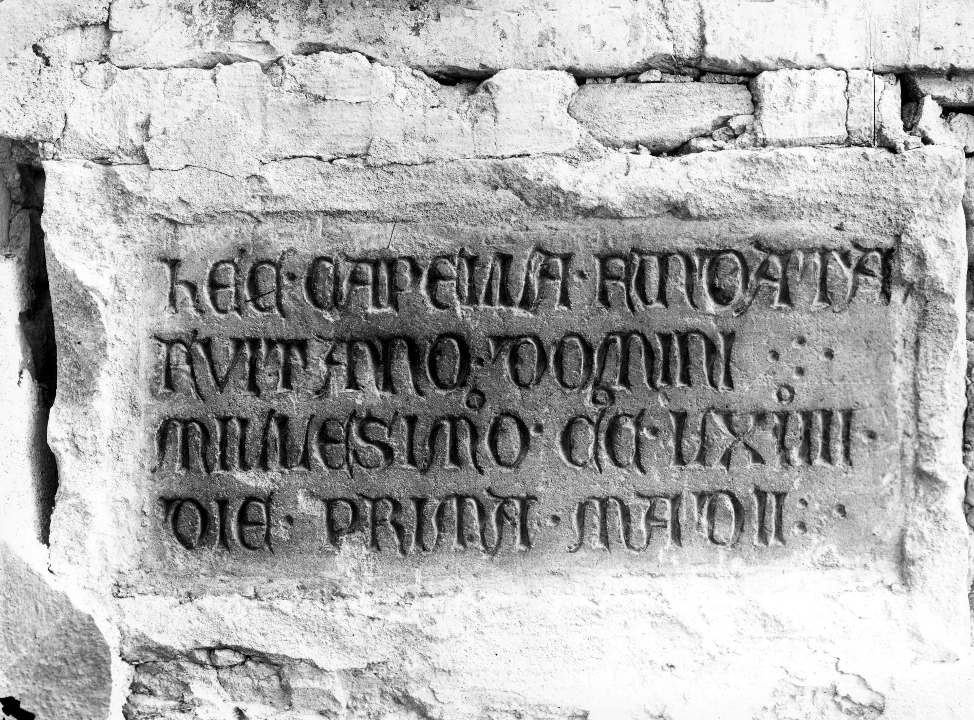 Chiesa degli Eremitani. Iscrizione che ricorda la data della costruzione dell'abside (negativo) di Gabinetto fotografico (XX)