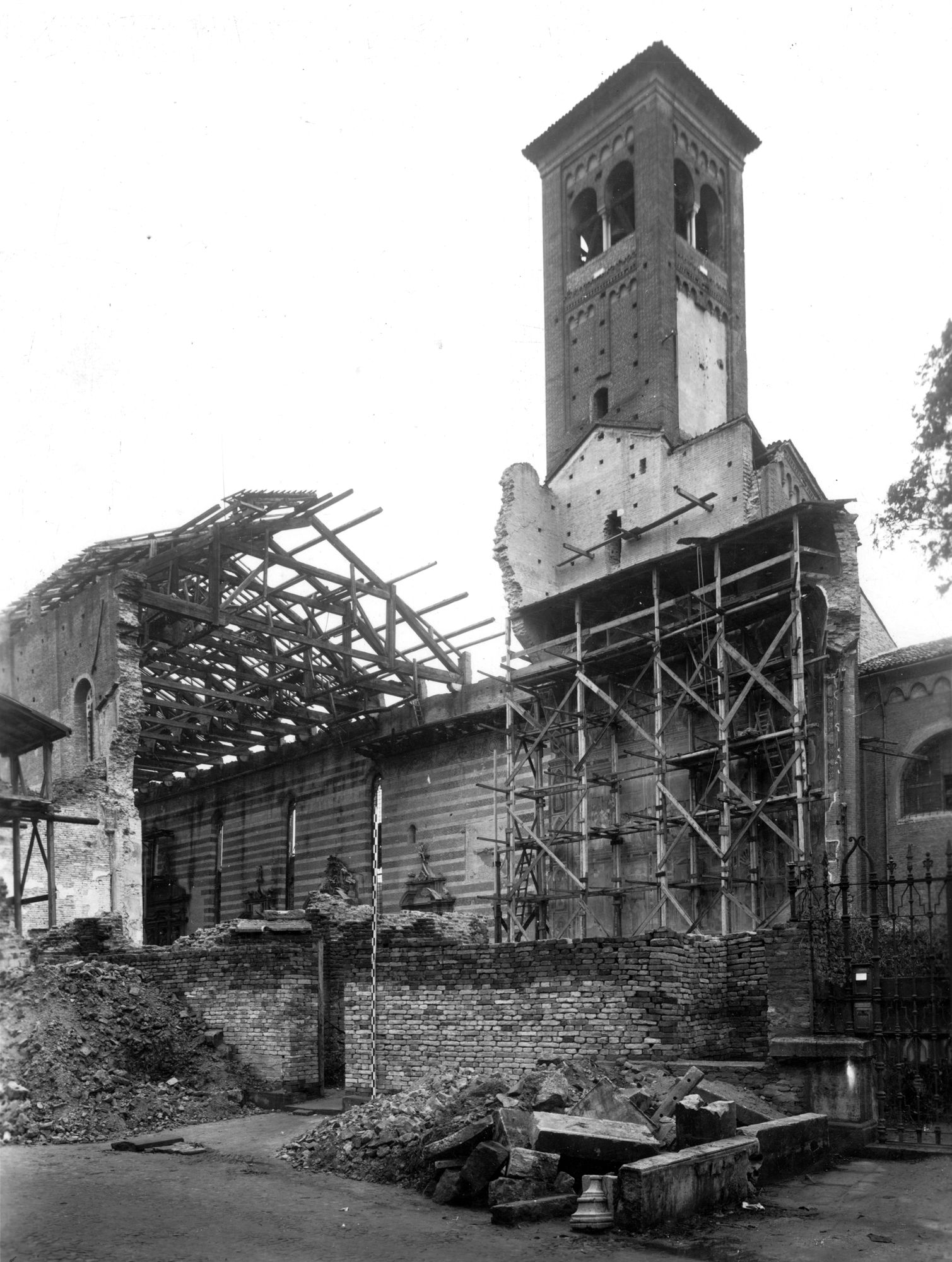 Chiesa Eremitani. L'interno e la facciata dopo il bombardamento (negativo) di Gabinetto fotografico (XX)