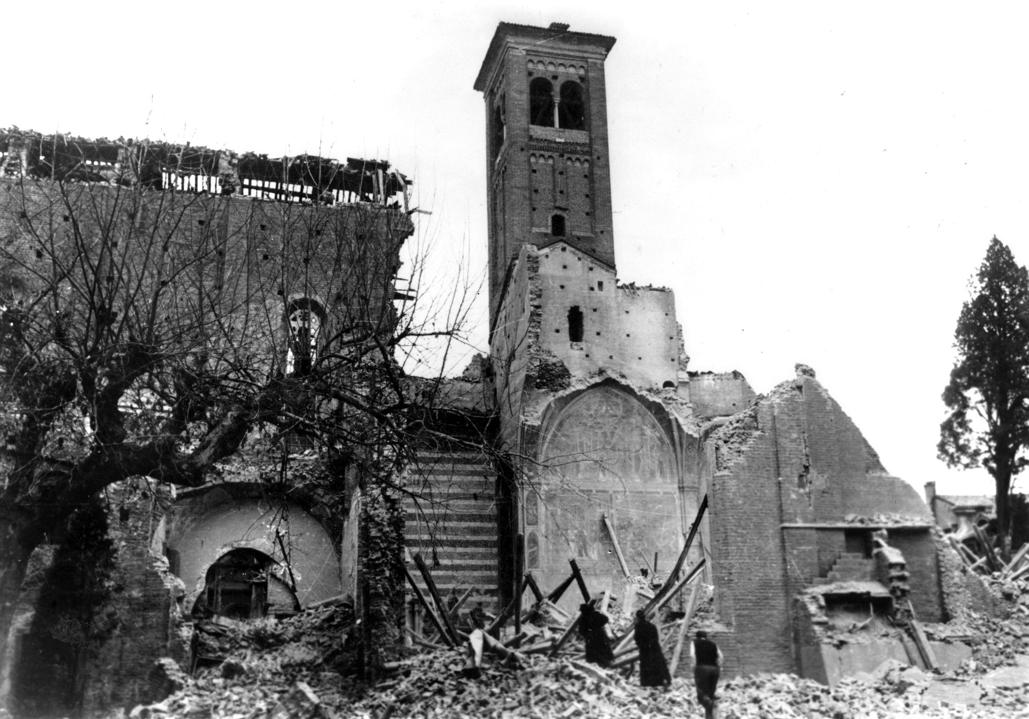 Chiesa degli Eremitani. Esterno dopo il bombardamento nel 1944 (negativo) di Gabinetto fotografico (XX)