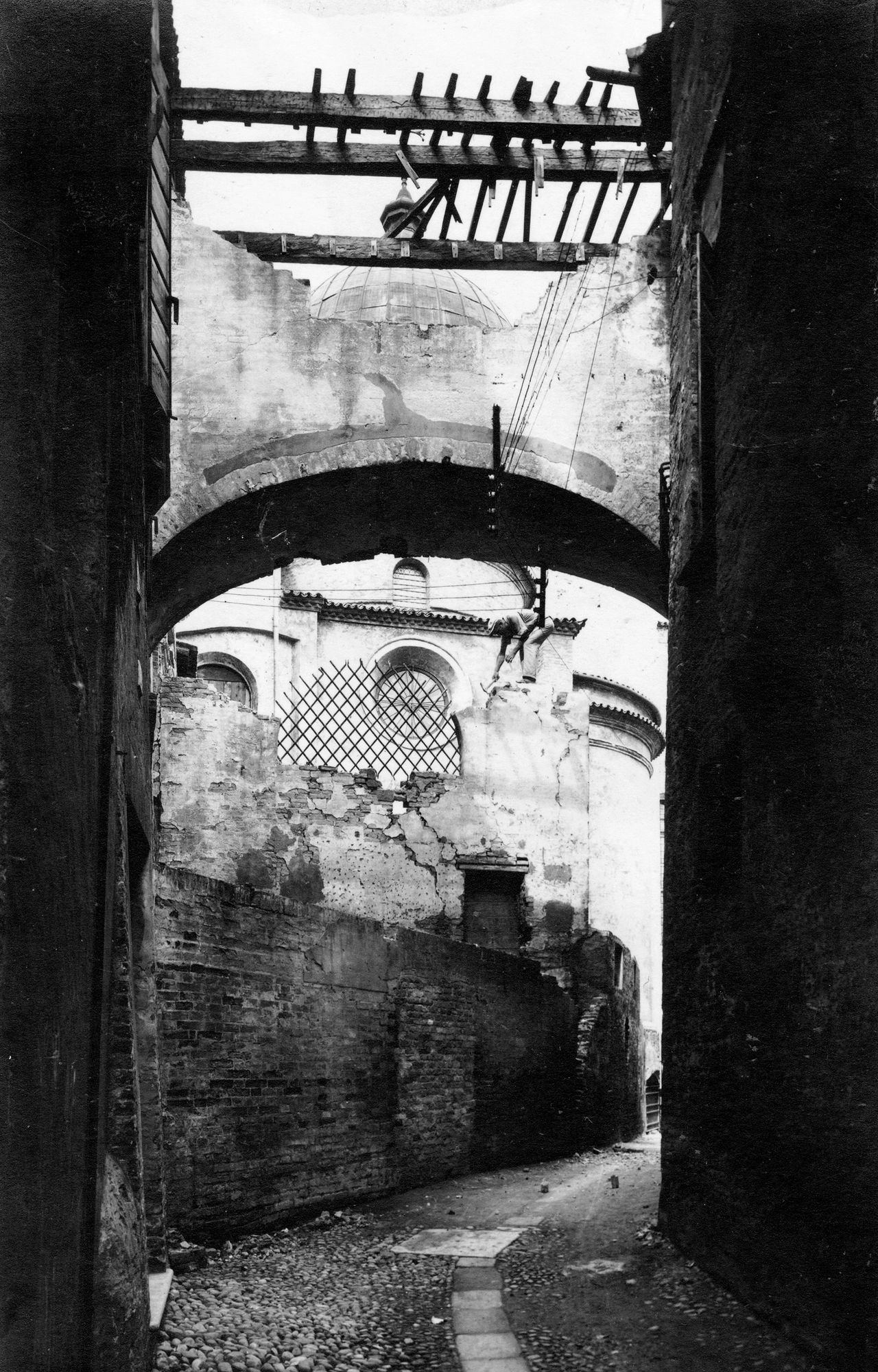 Duomo. Vicolo delle Canoniche. Durante la demolizione e dei resti della sacrestia (negativo) di Gabinetto fotografico (XX)