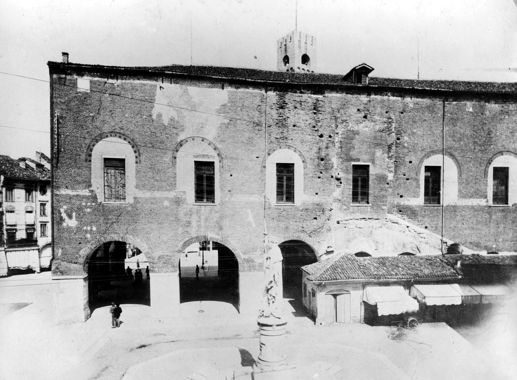 Palazzo dei Trecento. Il palazzo dei Trecento da fotografia conservata al museo civico (negativo) di Gabinetto fotografico (XX)