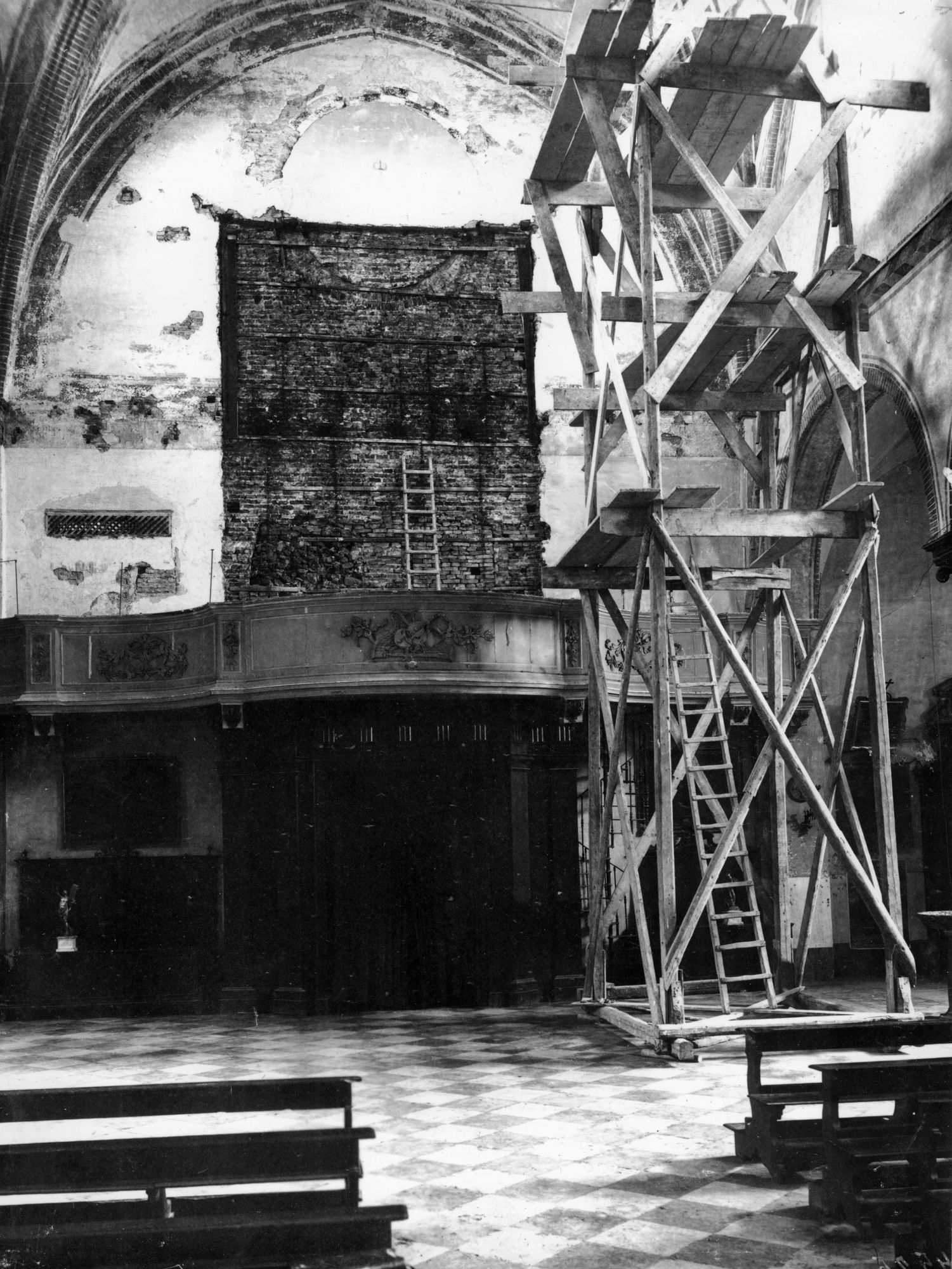 Chiesa San Francesco. Retrofacciata dopo levato l'organo (negativo) di Gabinetto fotografico (XX)