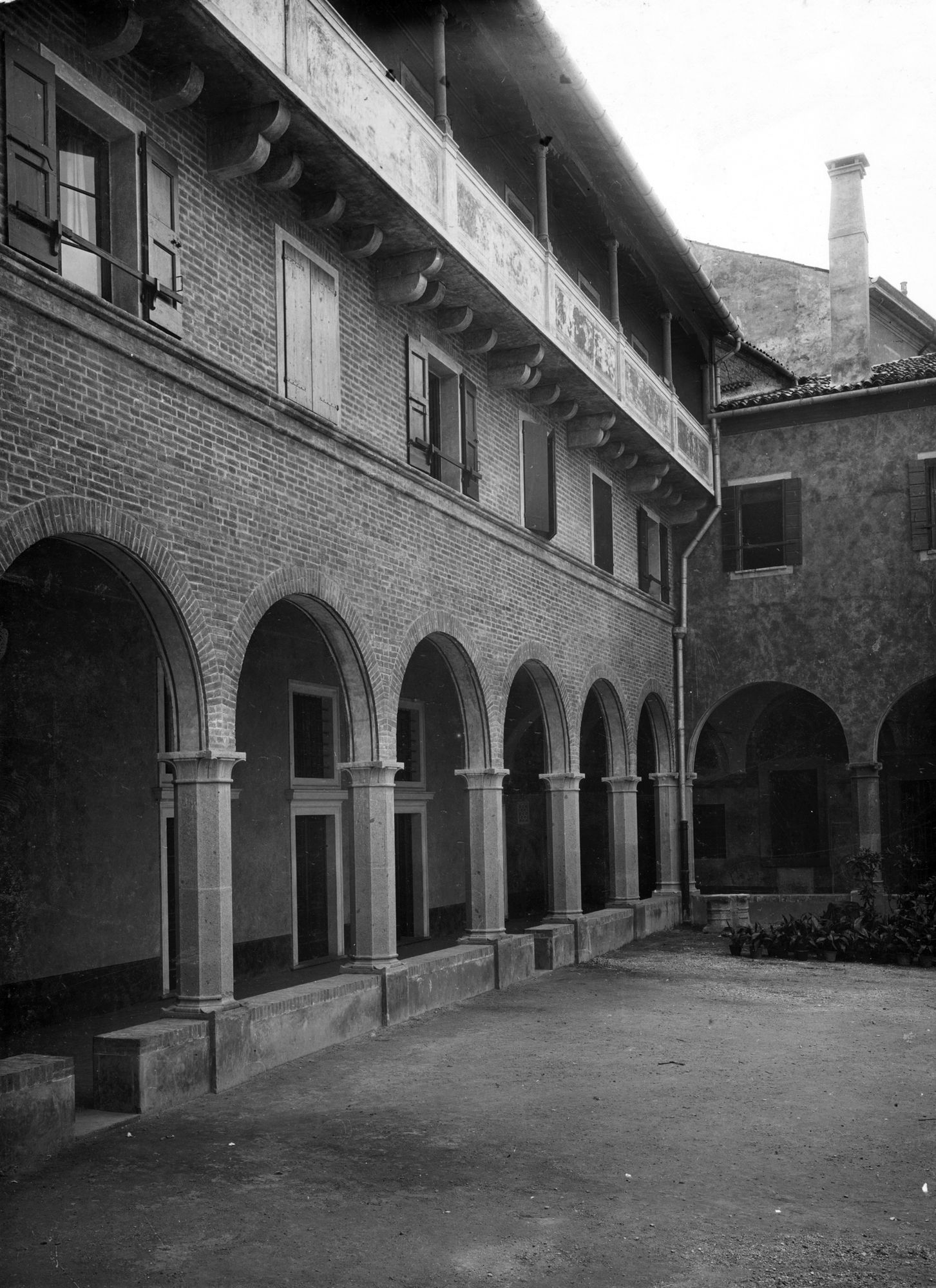 Chiesa San Francesco. Il chiostro dopo il restauro (negativo) di Gabinetto fotografico (XX)