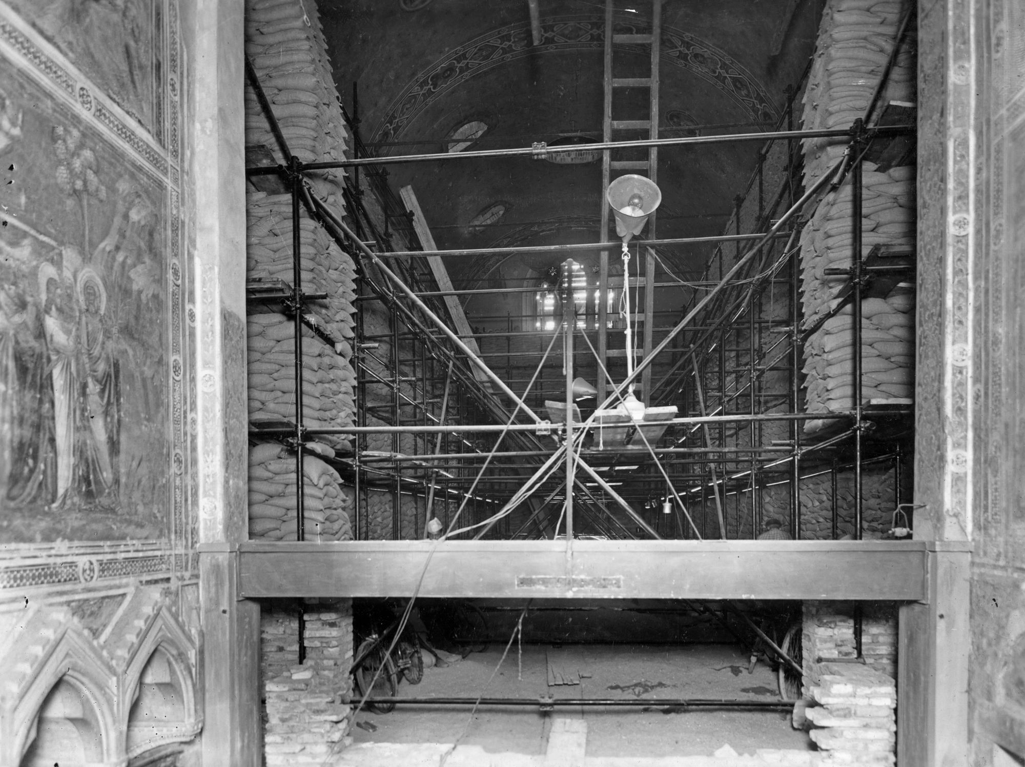 Opere di Guerra. Cappella degli Scrovegni. Aspetti interni edd esterni per la difesa della cappella e degli affreschi di Giotto (negativo) di Gabinetto fotografico (XX)