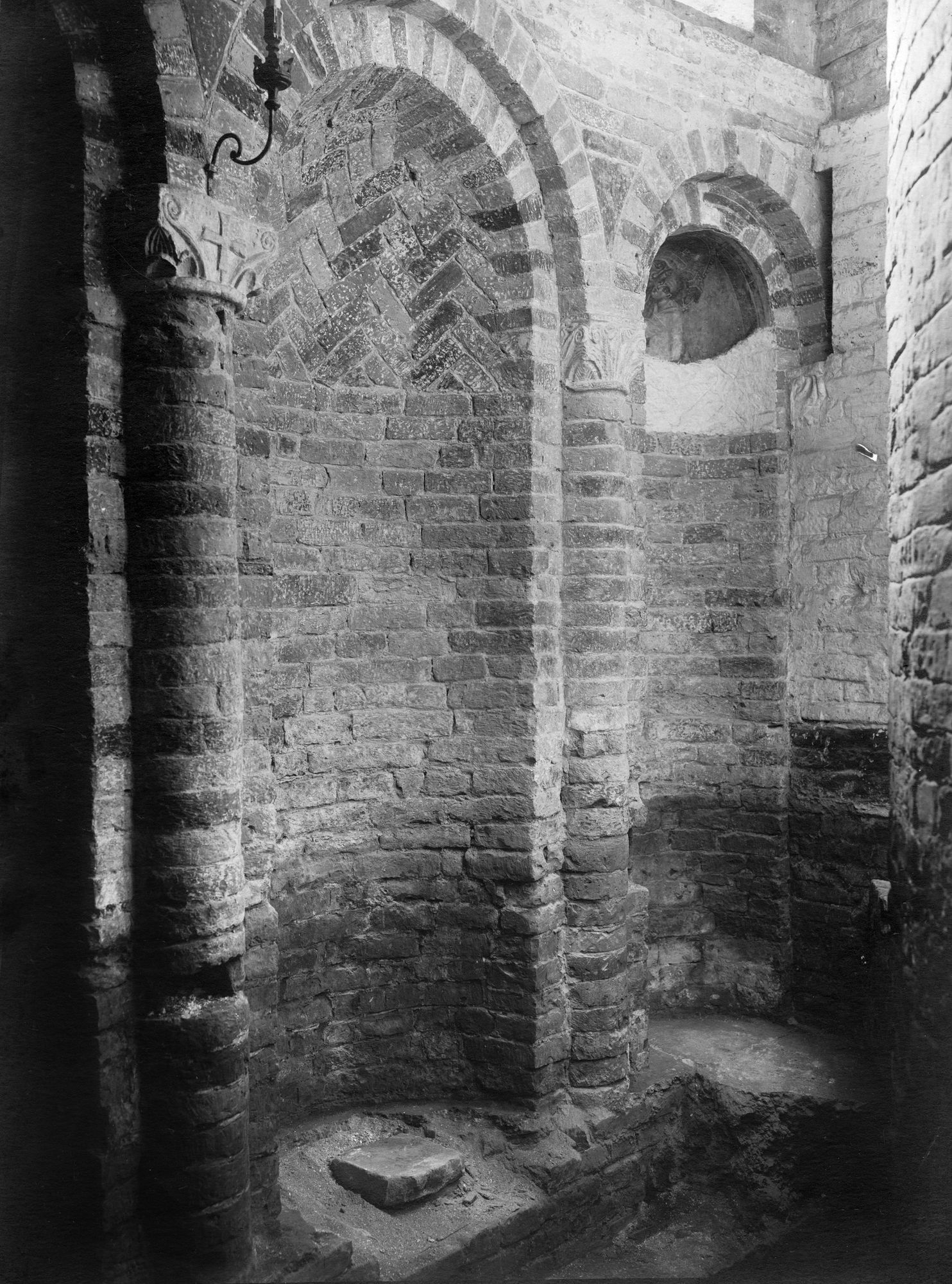 Chiesa Santa Sofia. Particolare delle nicchie dell'antica abside e pavimento a terrazzo. Scavi eseguiti in Agosto-Dicembre 1912 (negativo) di Gabinetto fotografico (XX)