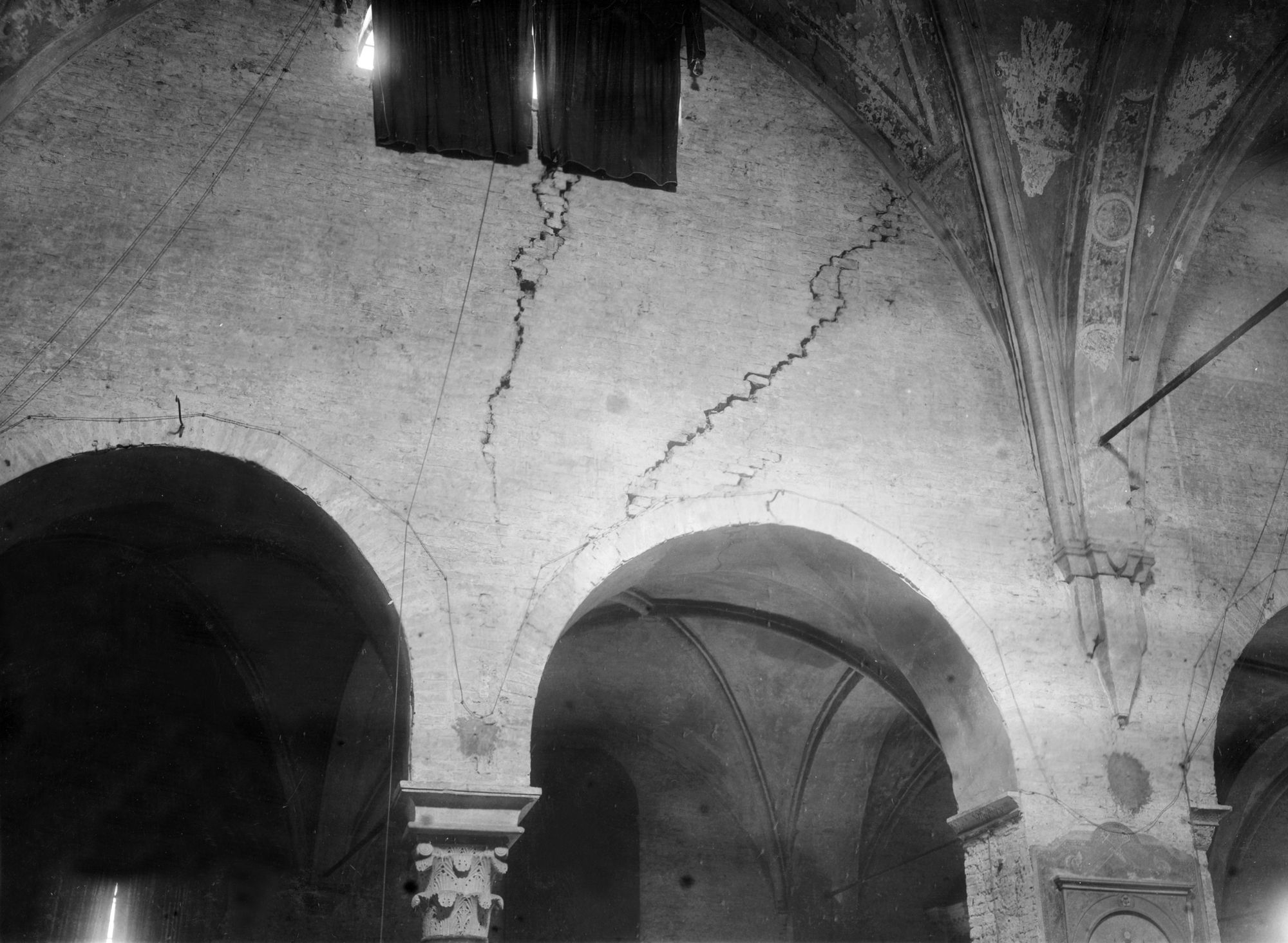 Chiesa Santa Sofia. Stato statico del muro sinistro della navata centrale, del pilastrro di una colonna, lato navata sinistra delle cordonature delle nicchie del retroabside e veduta della facciata (negativo) di Gabinetto fotografico (XX)