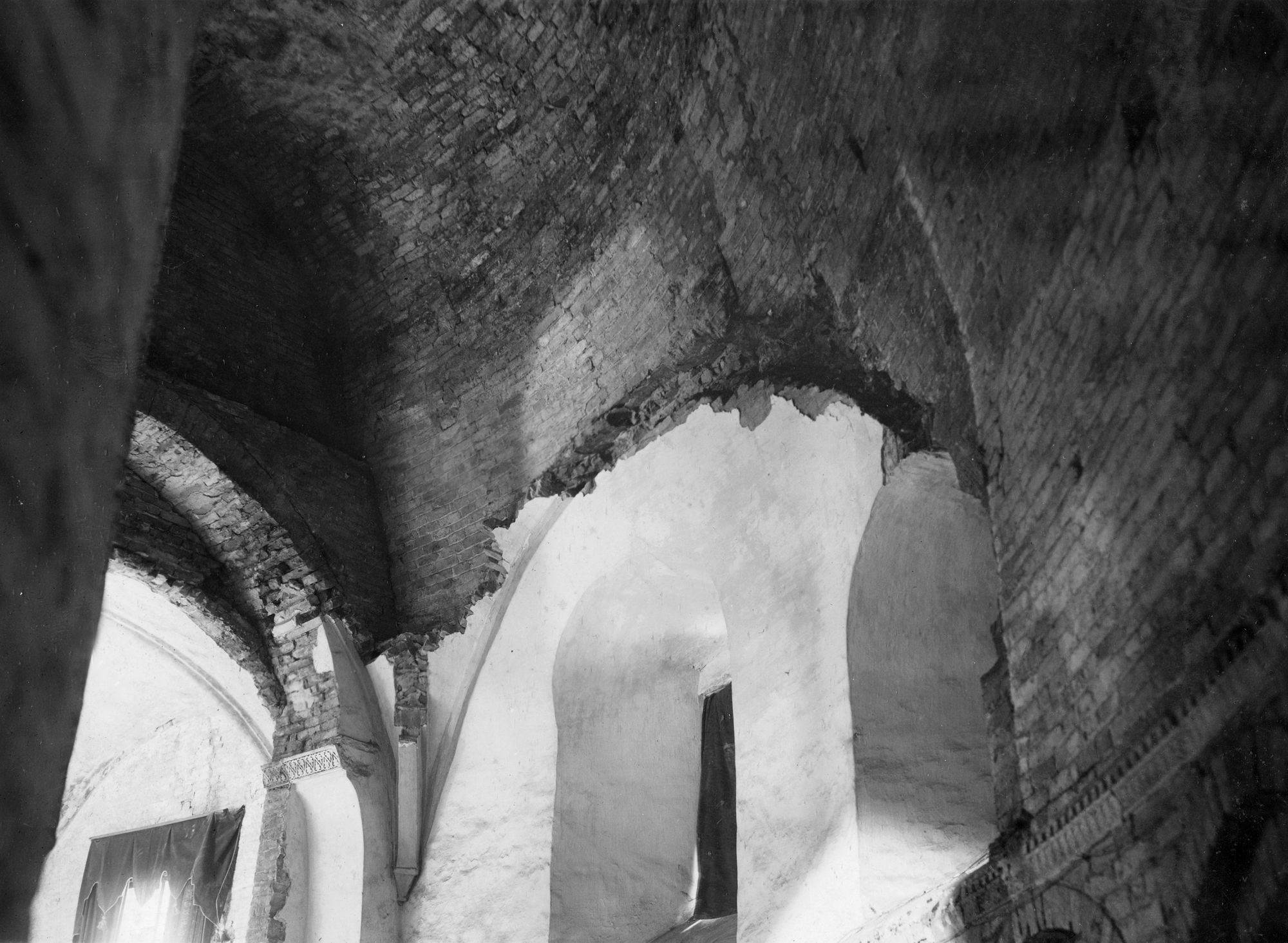 Chiesa Santa Sofia. Stato statico del muro sinistro della navata centrale, del pilastrro di una colonna, lato navata sinistra delle cordonature delle nicchie del retroabside e veduta della facciata (negativo) di Gabinetto fotografico (XX)