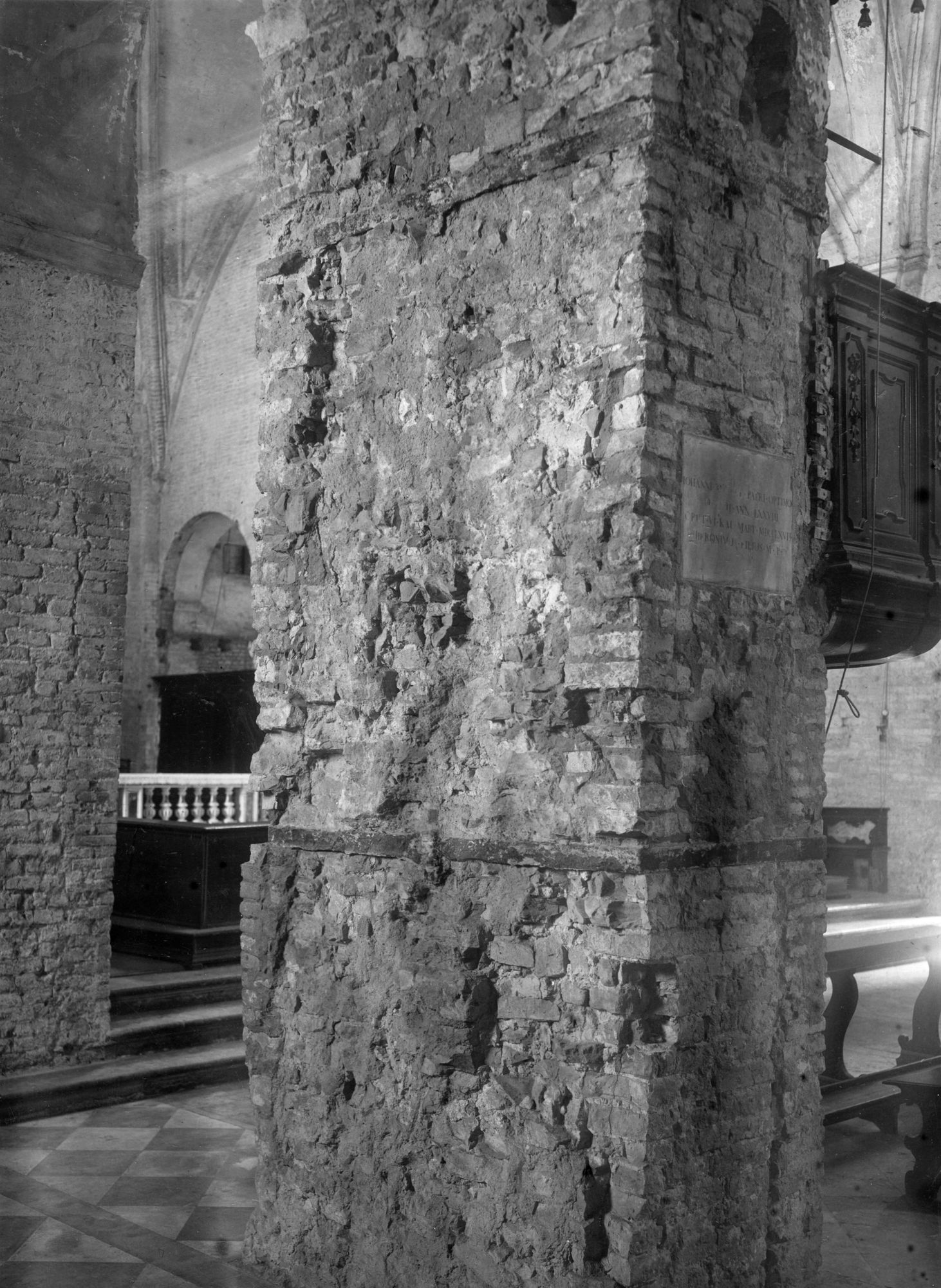 Chiesa Santa Sofia. Stato statico del muro sinistro della navata centrale, del pilastrro di una colonna, lato navata sinistra delle cordonature delle nicchie del retroabside e veduta della facciata (negativo) di Gabinetto fotografico (XX)