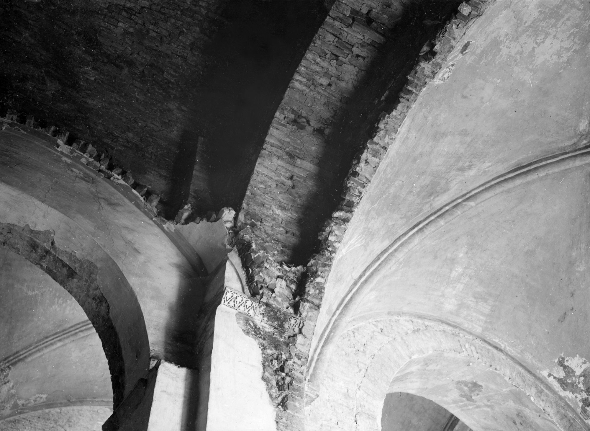 Chiesa Santa Sofia. Stato statico del muro sinistro della navata centrale, del pilastrro di una colonna, lato navata sinistra delle cordonature delle nicchie del retroabside e veduta della facciata (negativo) di Gabinetto fotografico (XX)