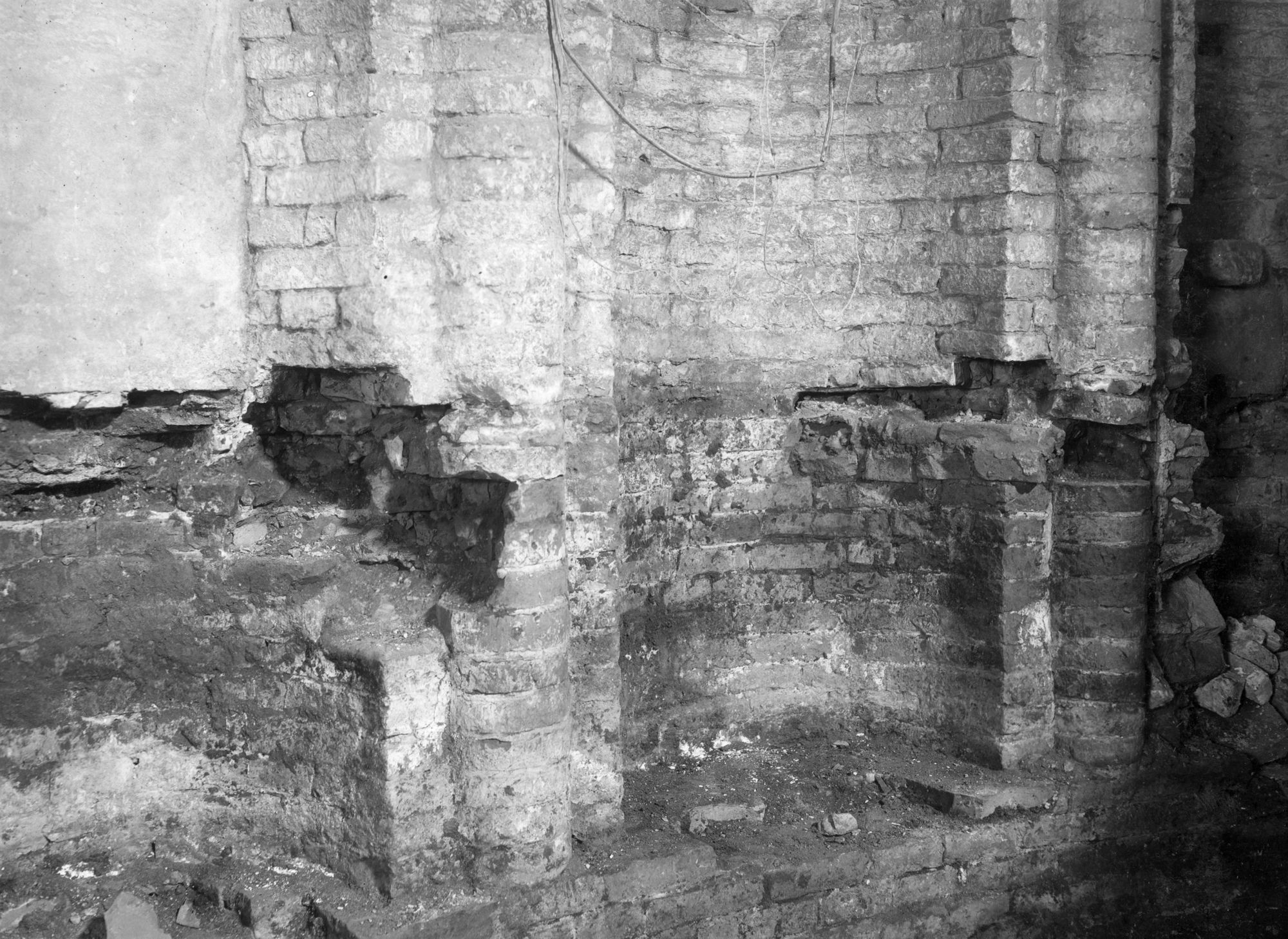 Chiesa Santa Sofia. Stato statico del muro sinistro della navata centrale, del pilastrro di una colonna, lato navata sinistra delle cordonature delle nicchie del retroabside e veduta della facciata (negativo) di Gabinetto fotografico (XX)