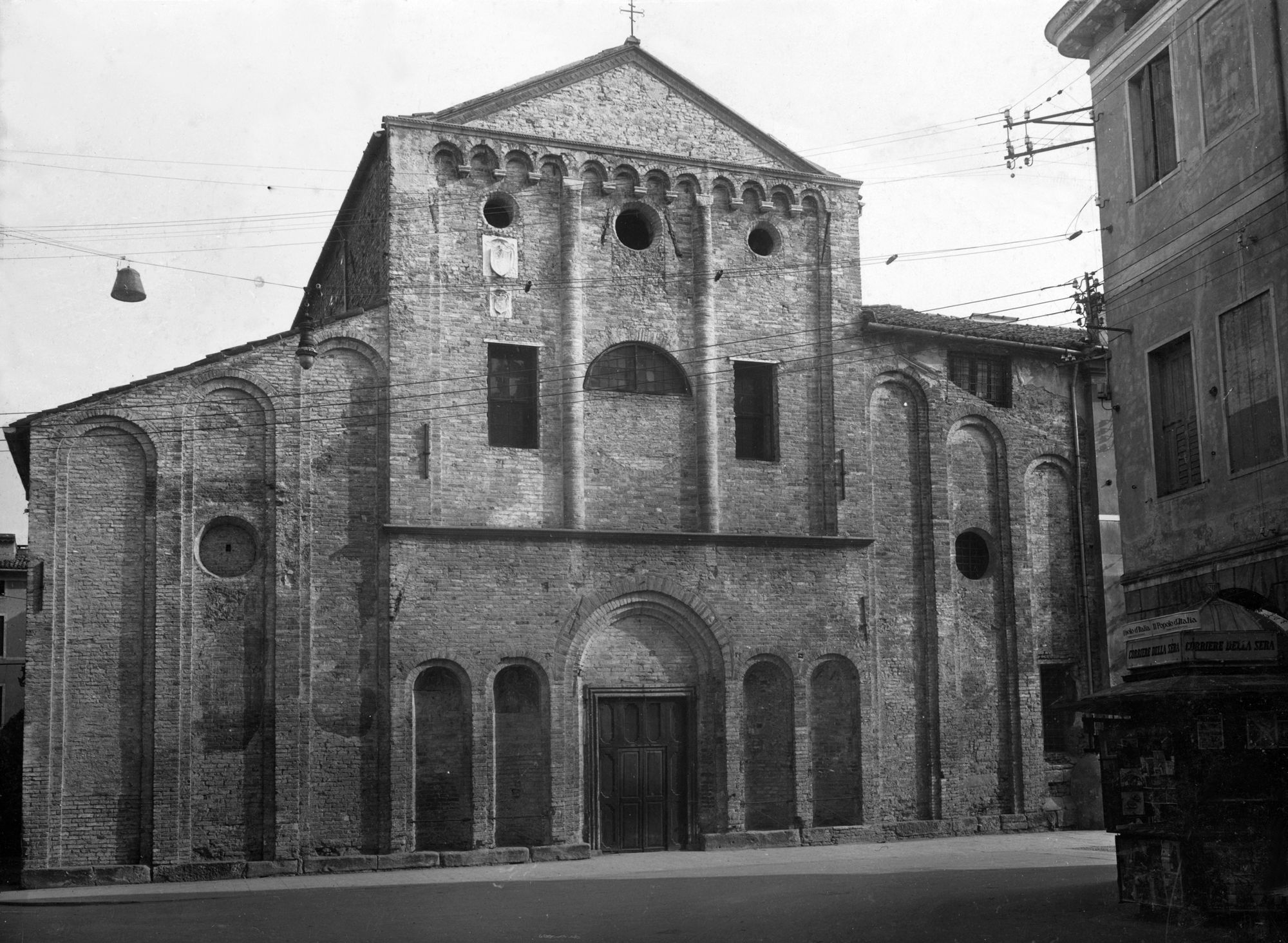Chiesa Santa Sofia. Stato statico del muro sinistro della navata centrale, del pilastrro di una colonna, lato navata sinistra delle cordonature delle nicchie del retroabside e veduta della facciata (negativo) di Gabinetto fotografico (XX)