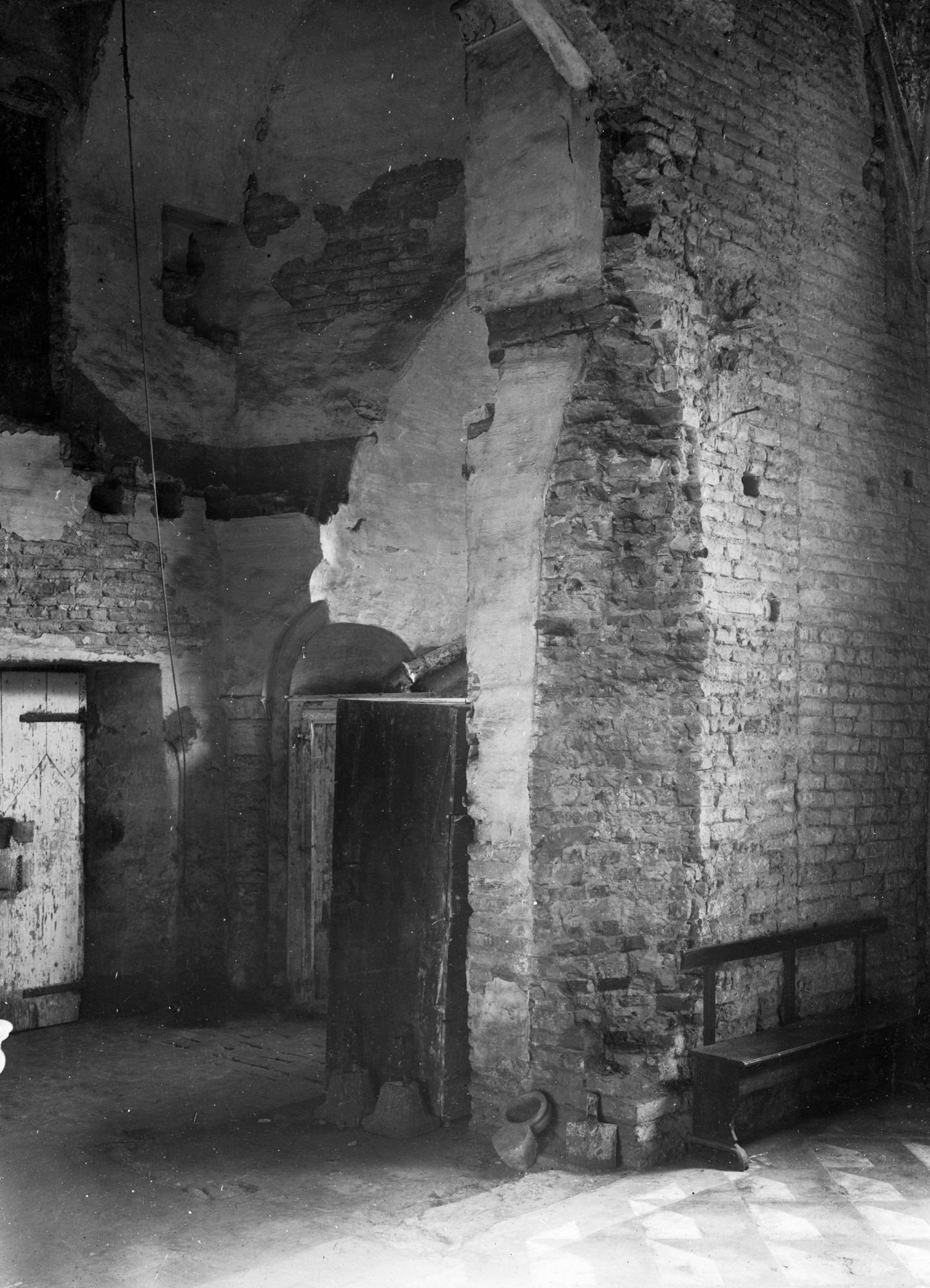 Chiesa Santa Sofia. Stato statico del muro sinistro della navata centrale, del pilastrro di una colonna, lato navata sinistra delle cordonature delle nicchie del retroabside e veduta della facciata (negativo) di Gabinetto fotografico (XX)