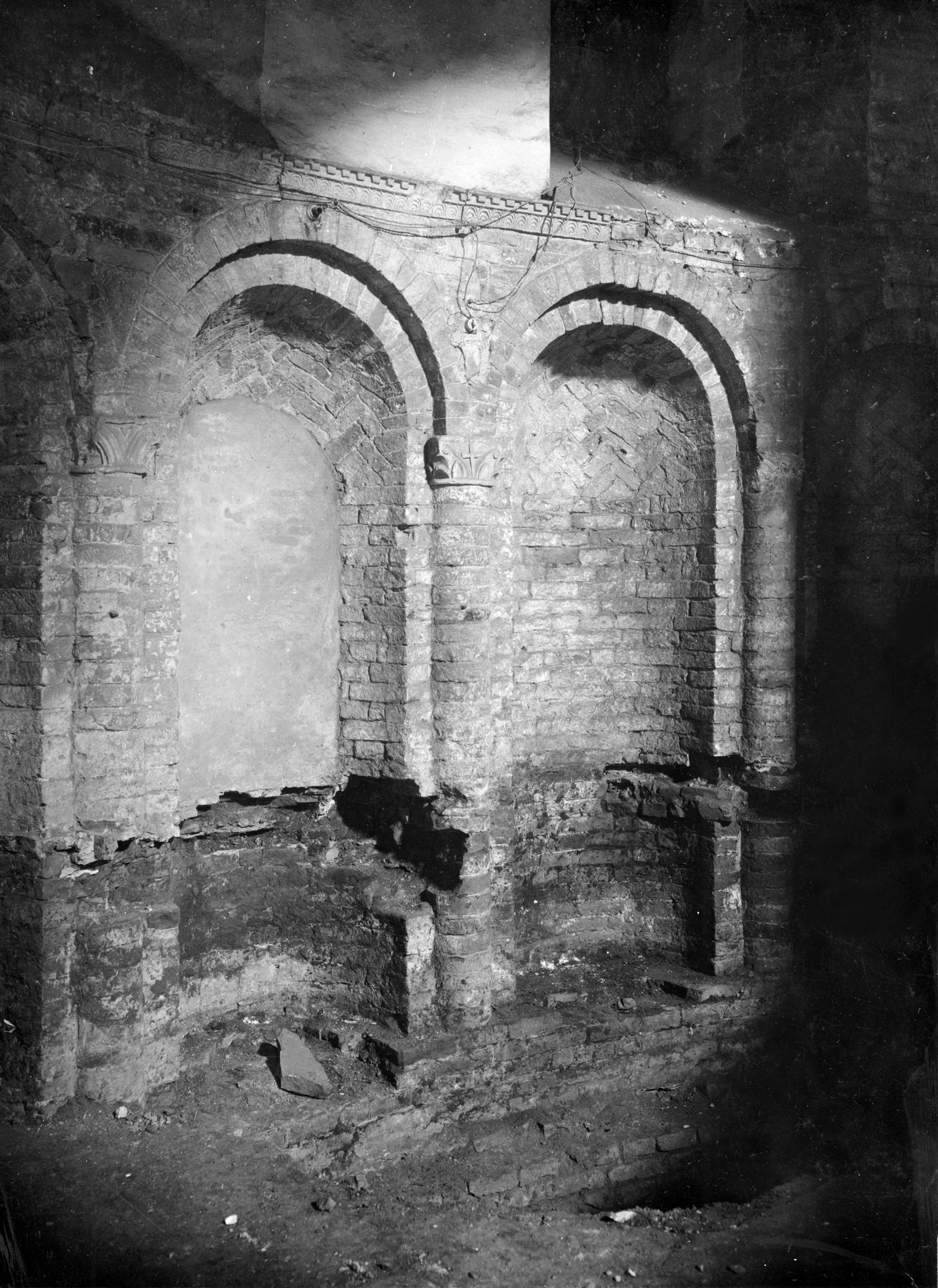 Chiesa Santa Sofia. Stato statico del muro sinistro della navata centrale, del pilastrro di una colonna, lato navata sinistra delle cordonature delle nicchie del retroabside e veduta della facciata (negativo) di Gabinetto fotografico (XX)