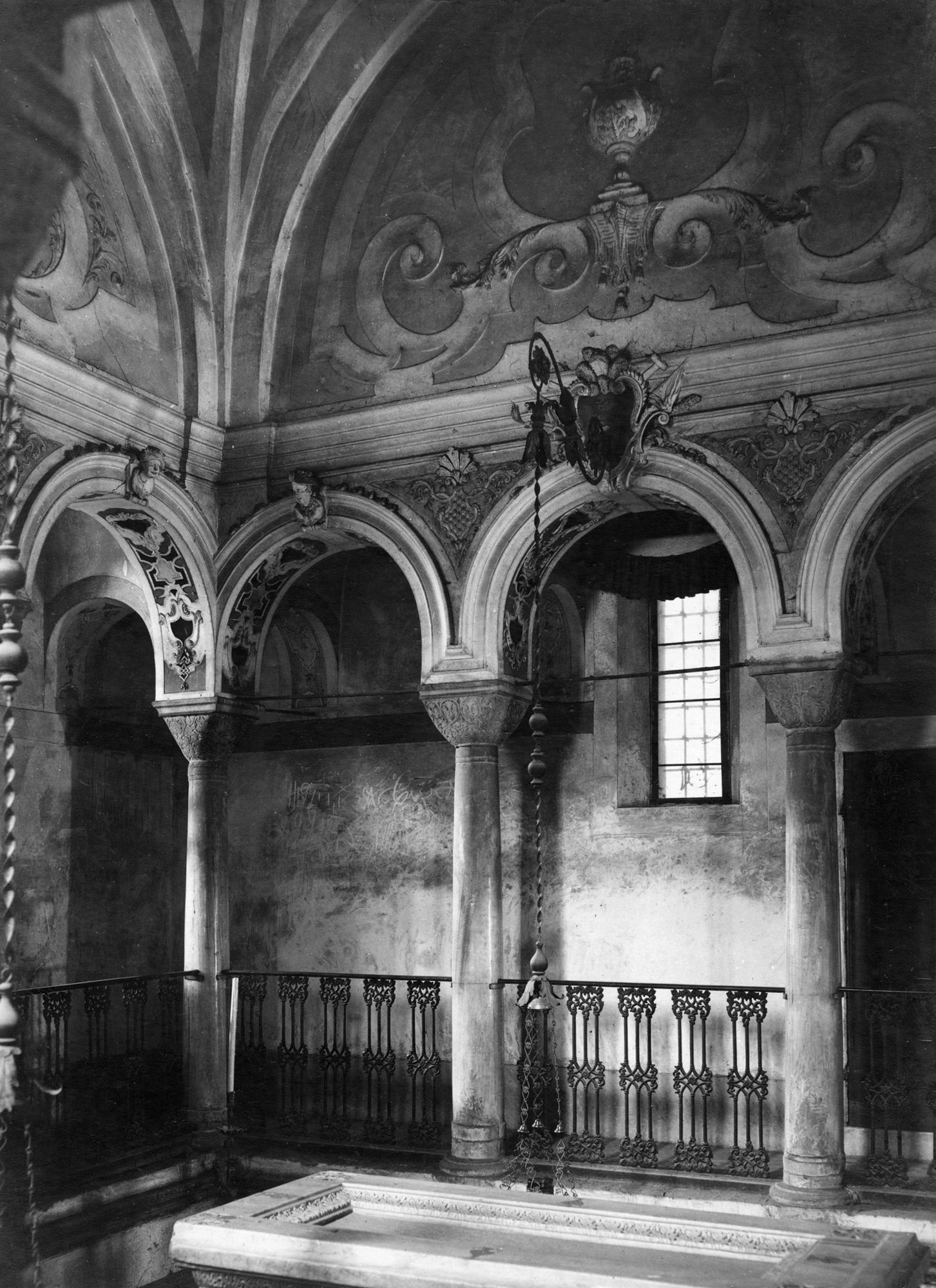Chiesa SS. Vittore e Corona. Capitello della loggia dell'altar maggiore (negativo) di Gabinetto fotografico (XX)