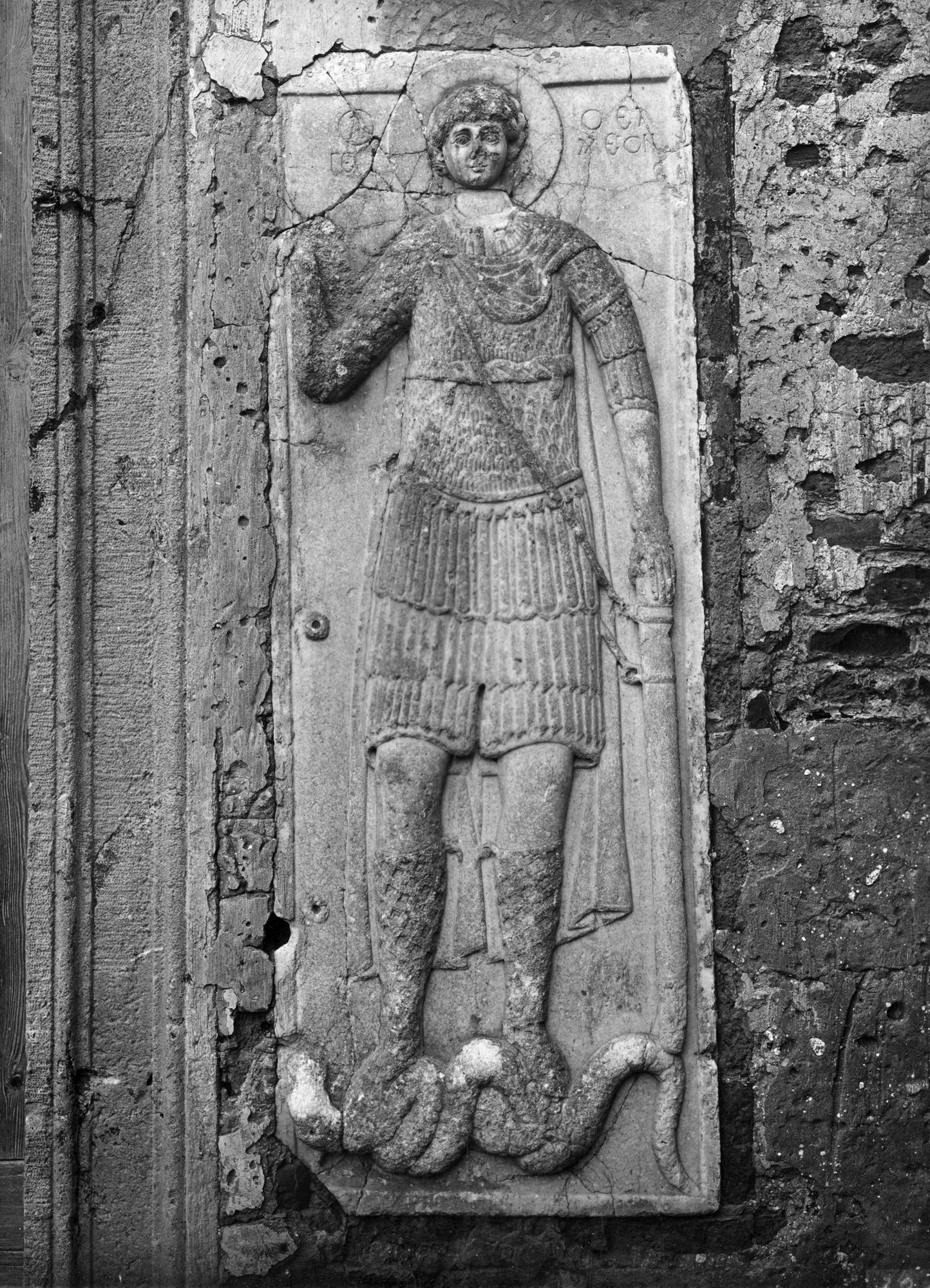 Chiesa. Bassorilievi ai lati della porta della Chiesa, all' esterno (negativo) di Gabinetto fotografico (XX)