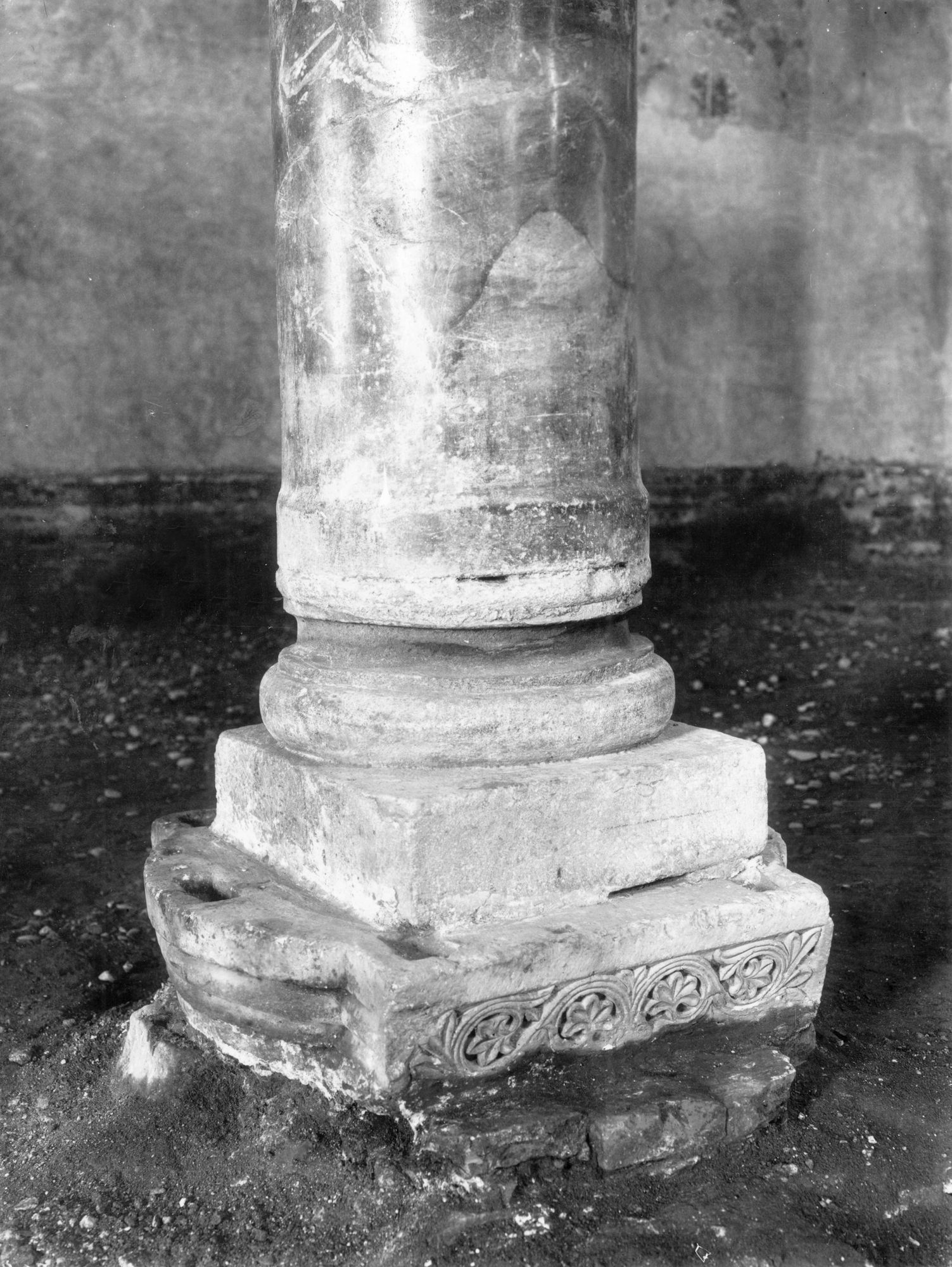 Caorle. Duomo. Base di colonna con fregio bizantino apparsa sotto il livello attuale del pavimento (negativo) di Gabinetto fotografico (XX)