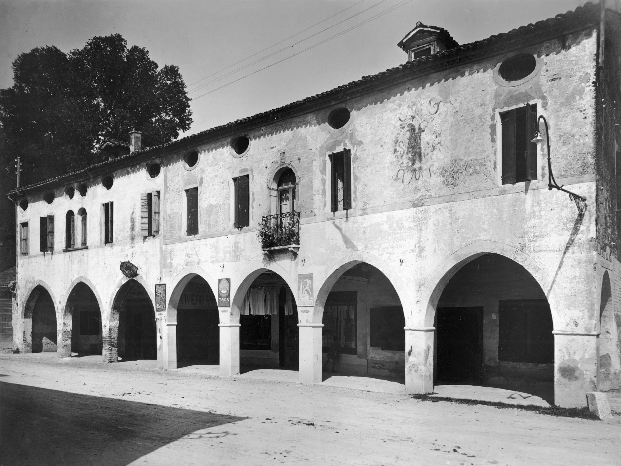 Noale. Casa con poggiolo lombardesco e traccie d'affresco in via G.B. Rossi (negativo) di Gabinetto fotografico (XX)