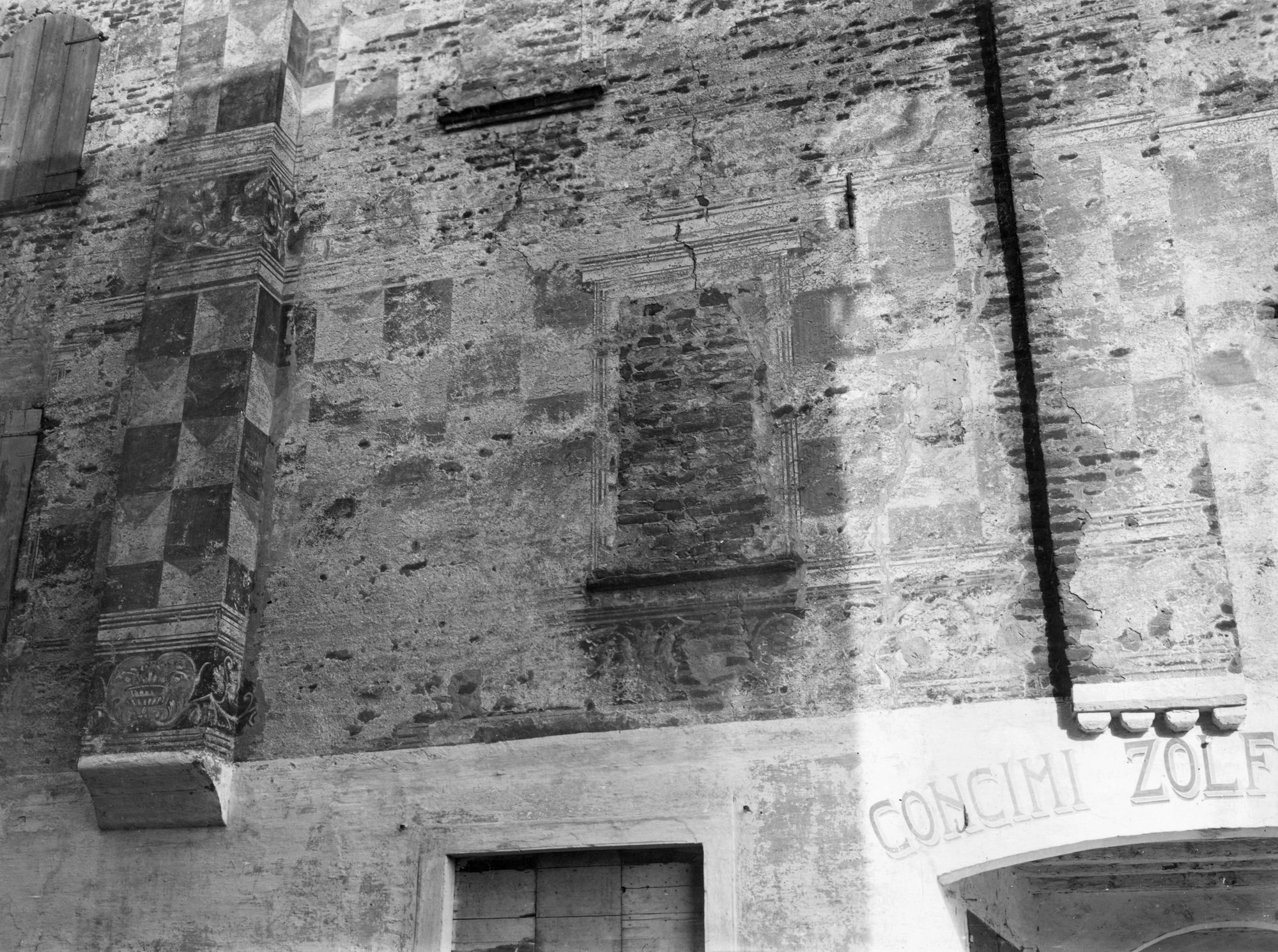 Noale. Particolare facciata casa con affreschi all'angolo di Contrà del Gatto (negativo) di Gabinetto fotografico (XX)