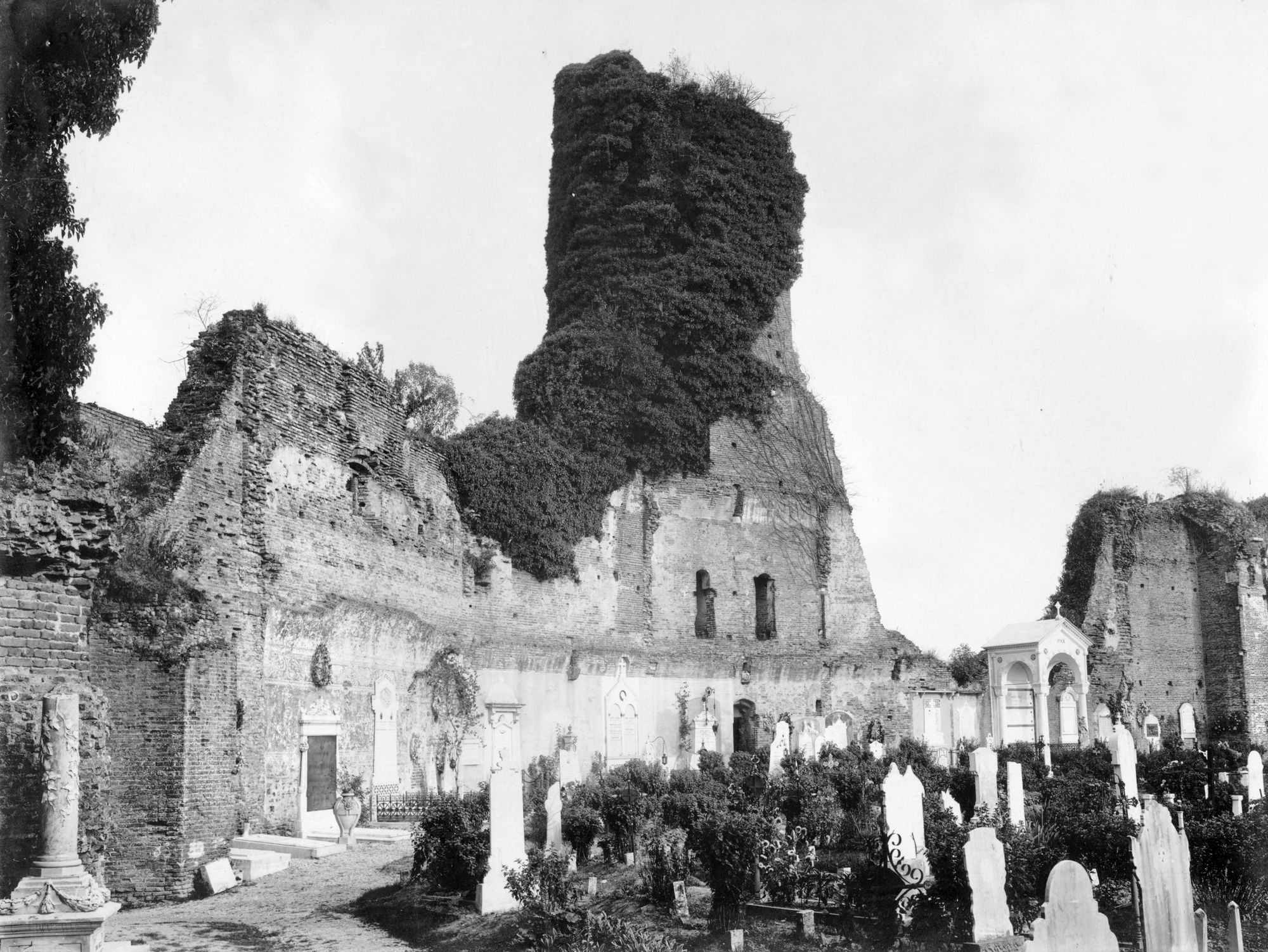 Noale. Vari aspetti delle torri e mura della Rocca dei Tempesta. Sec. XII (negativo) di Gabinetto fotografico (XX)