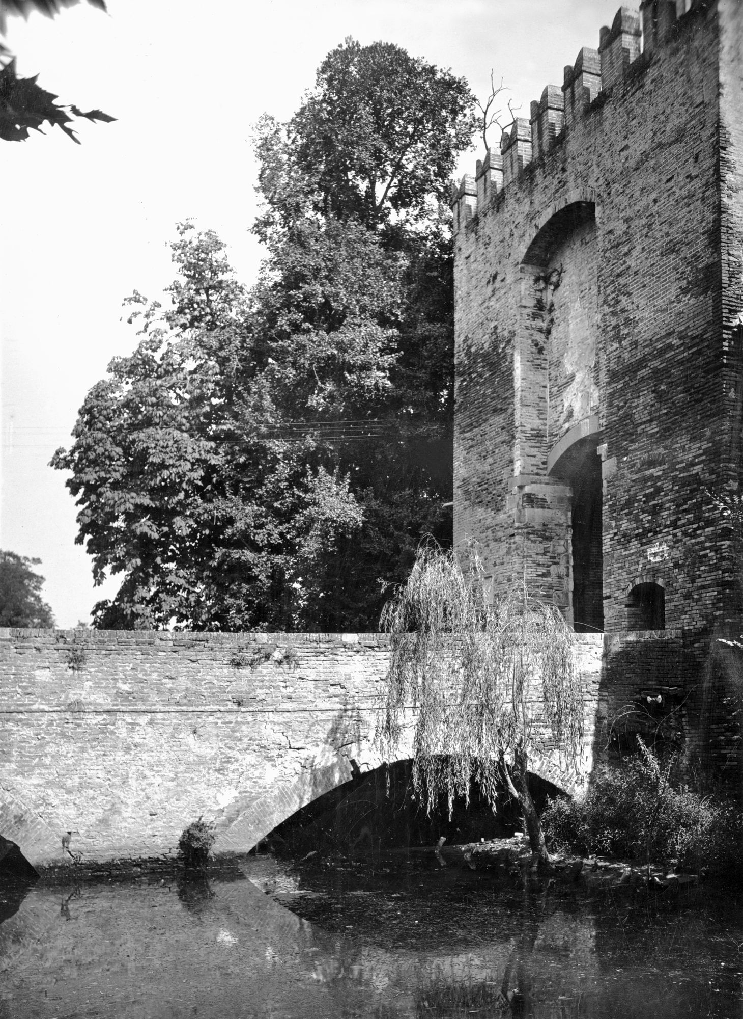 Noale. Particolare della torre esistente al limite della via G. B. Rossi (negativo) di Gabinetto fotografico (XX)
