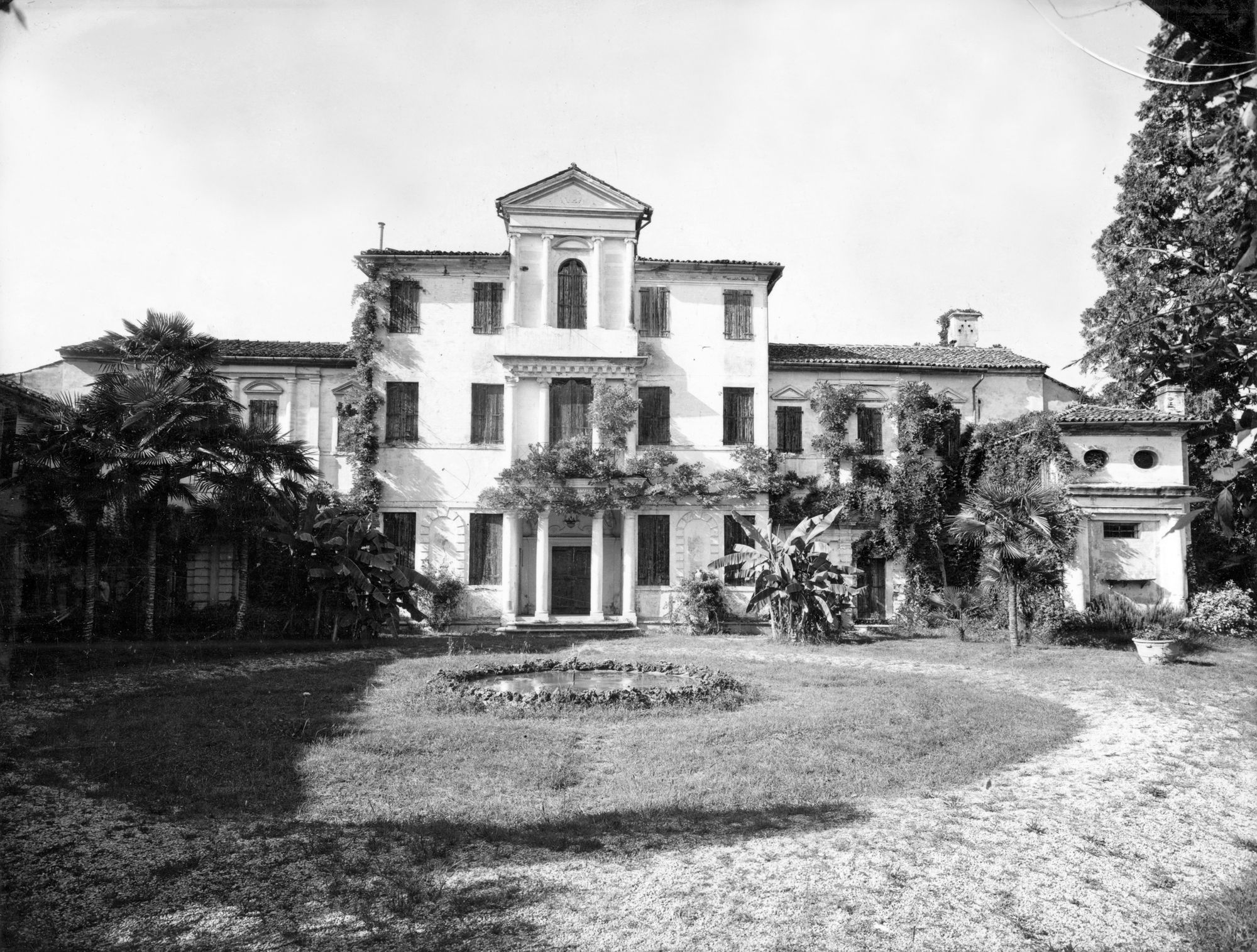 Palazzo Agazzi Sailer. ? Facciata (negativo) di Gabinetto fotografico (XX)