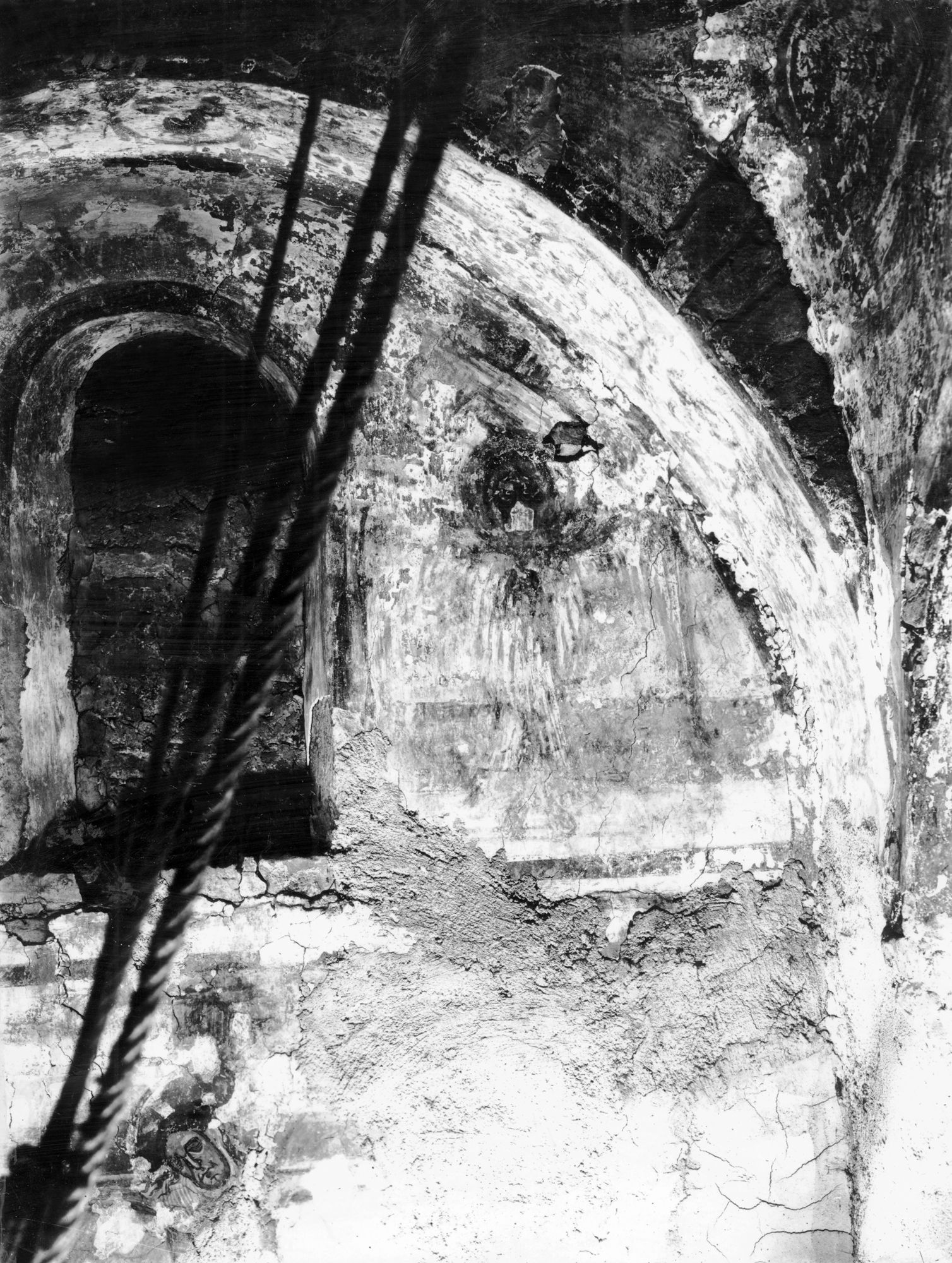 Summaga. Chiesa. Traccie di figure di santi a fresco del sec. XII nell'antico battistero (negativo) di Gabinetto fotografico (XX)