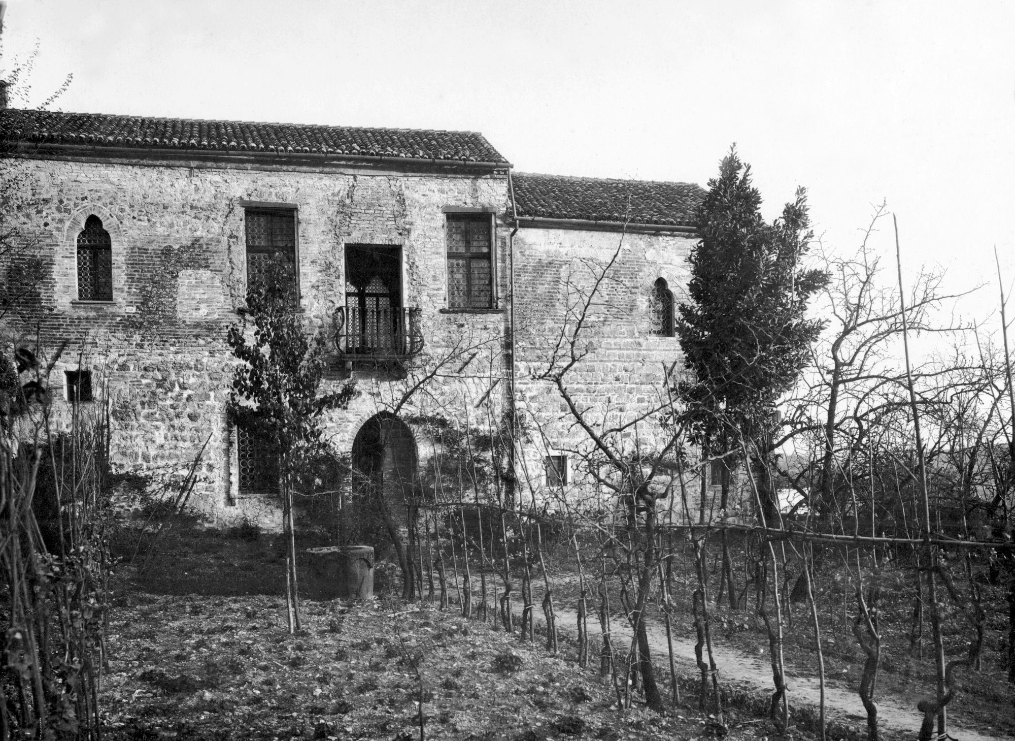 Arquà Petrarca. facciata verso il giardino ad ovest della casa del Petrarca (negativo) di Gabinetto fotografico (XX)
