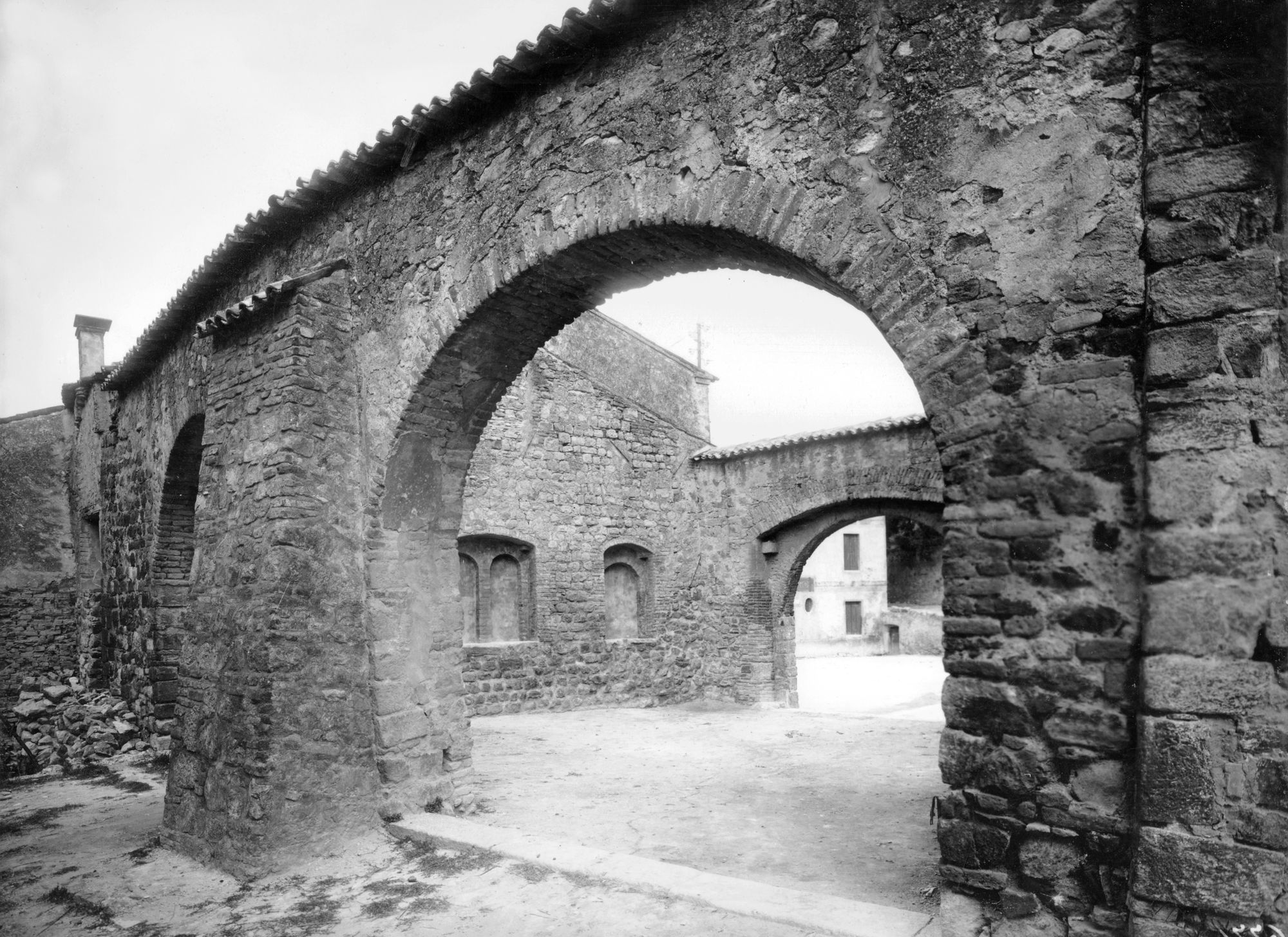 Arquà Petrarca. Arco dei Vicari (negativo) di Gabinetto fotografico (XX)