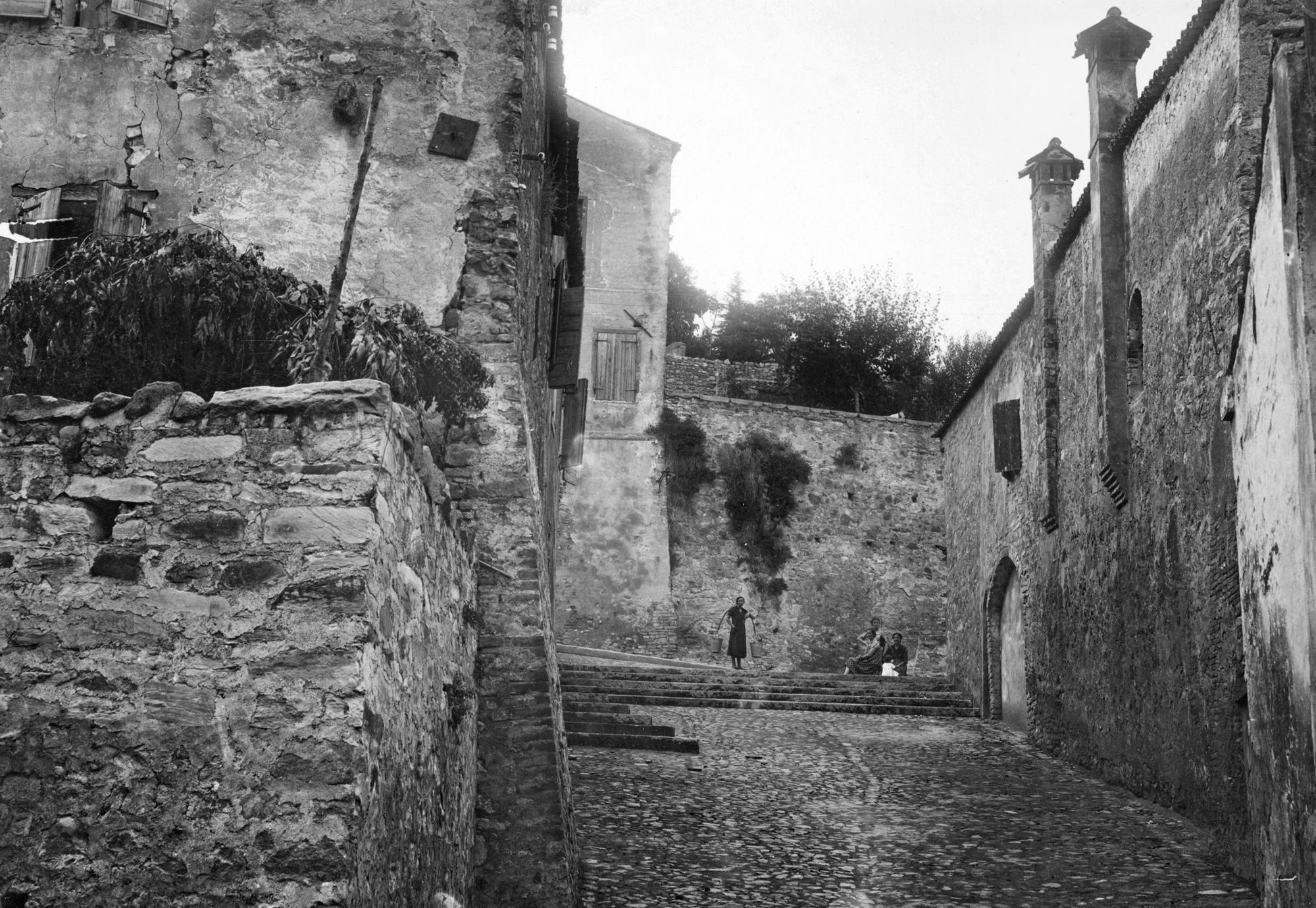 Arquà Petrarca. Passaggio che allacia via roma con via Iacopo d'Arquà (negativo) di Gabinetto fotografico (XX)